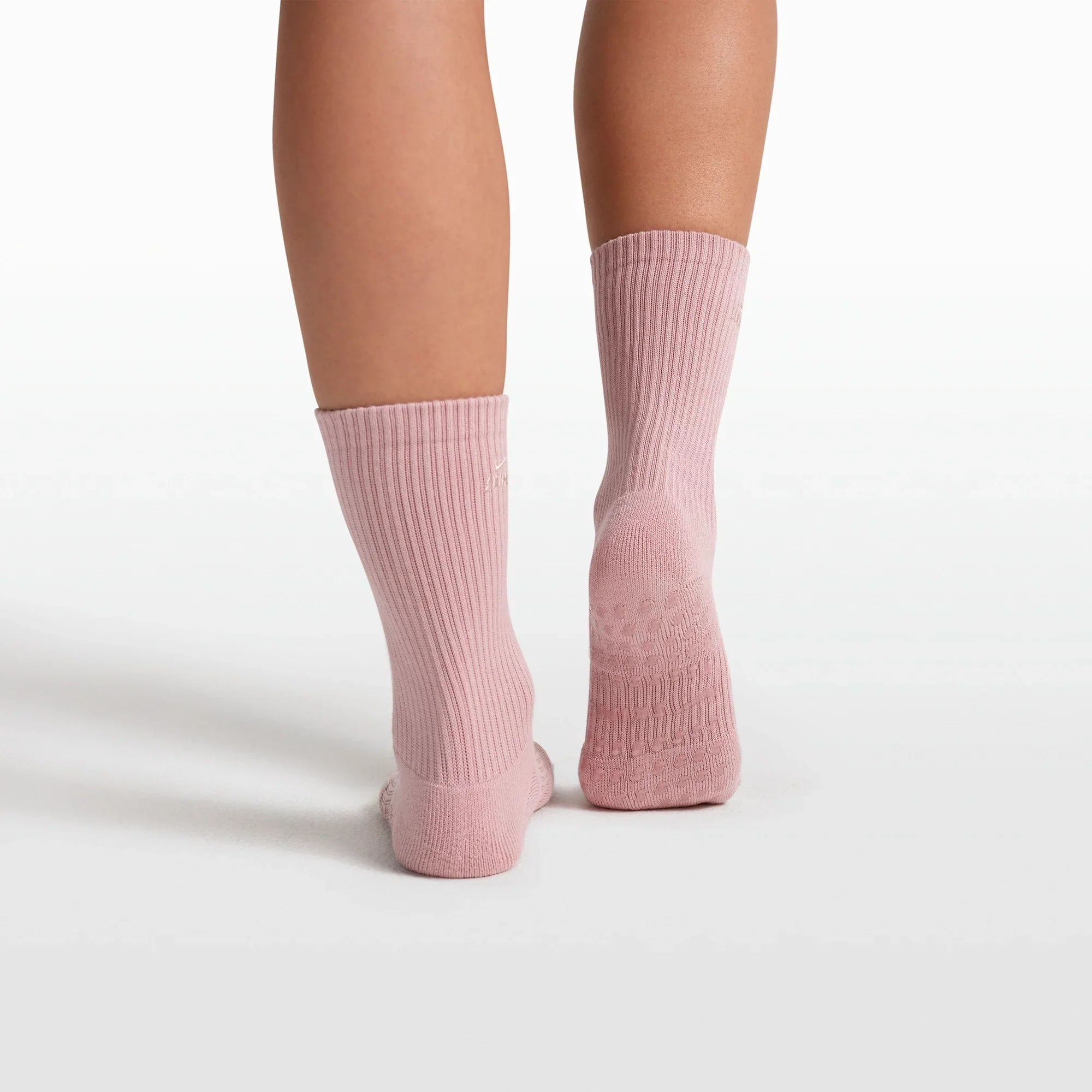 NikeSKIMS ACCESSORIES DRI-FIT PILATES GRIP CREW SOCK | HIMALAYAN - Sneaker Türkiye