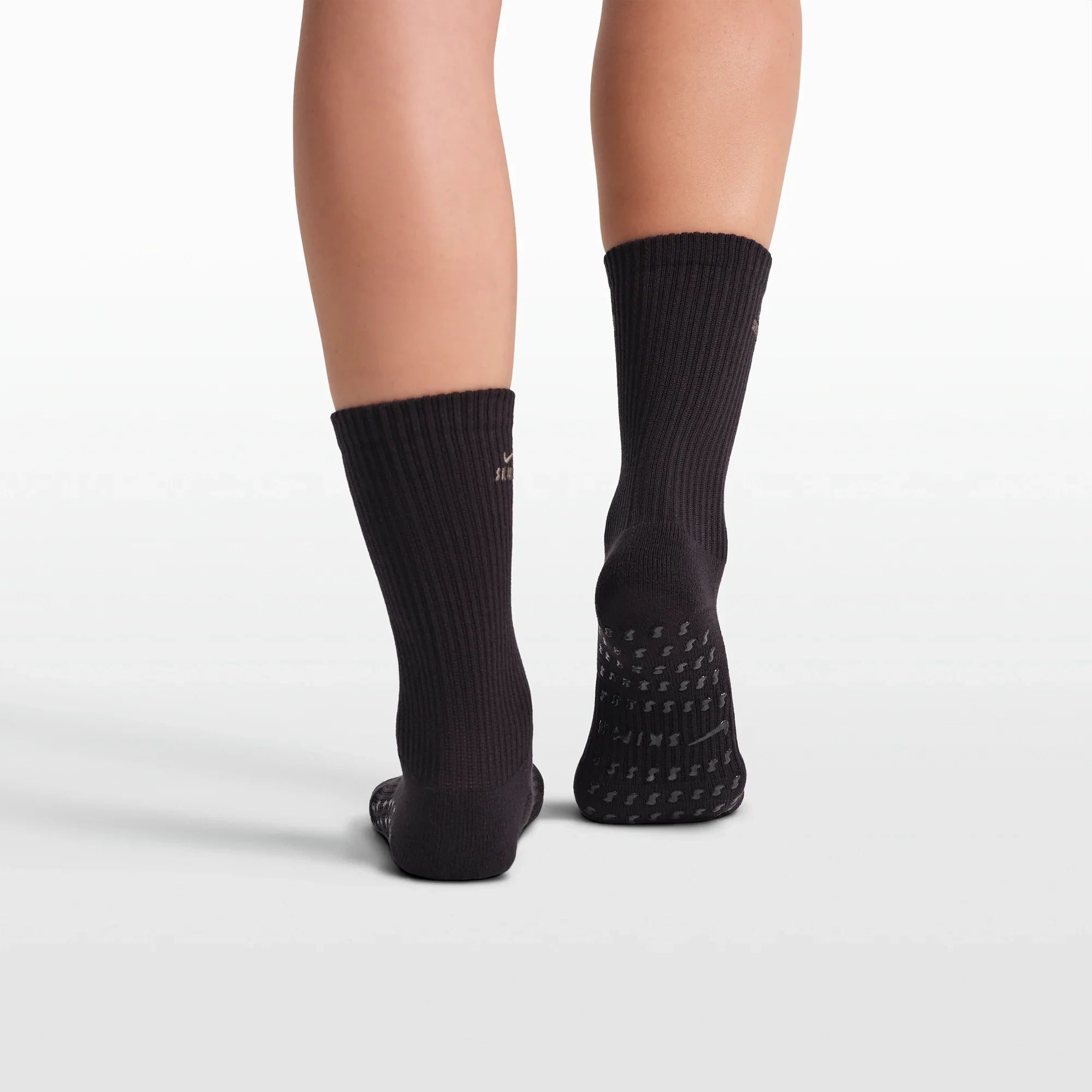 NikeSKIMS ACCESSORIES DRI-FIT PILATES GRIP CREW SOCK | OBSIDIAN - Sneaker Türkiye