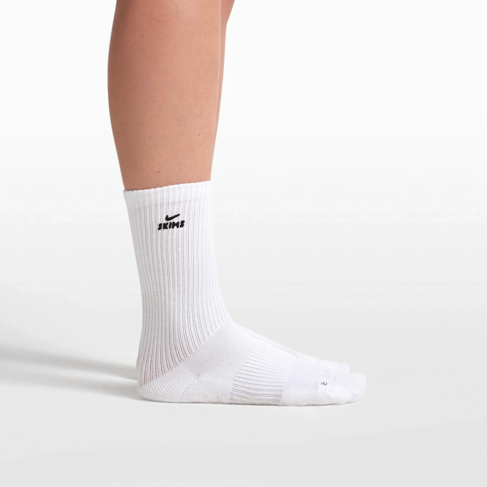 NikeSKIMS ACCESSORIES DRI-FIT PILATES GRIP CREW SOCK | SNOW - Sneaker Türkiye