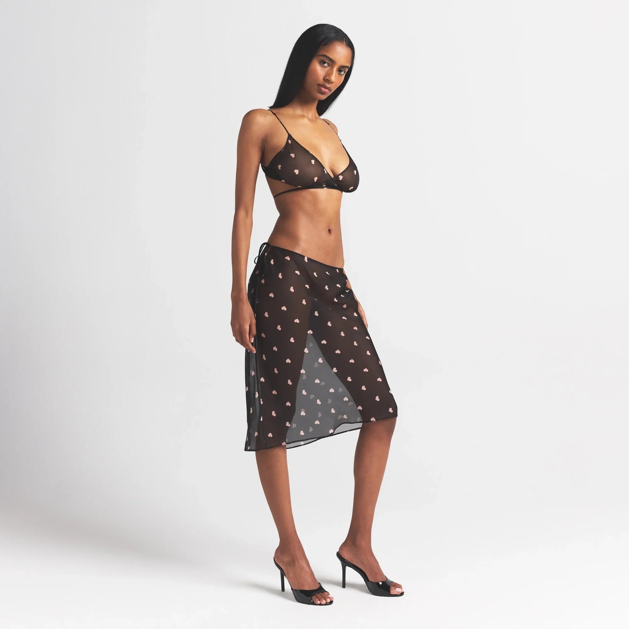 SKIMS ROMANCE TIE SIDE MIDI SKIRT | OBSIDIAN SPACED HEARTS - Sneaker Türkiye
