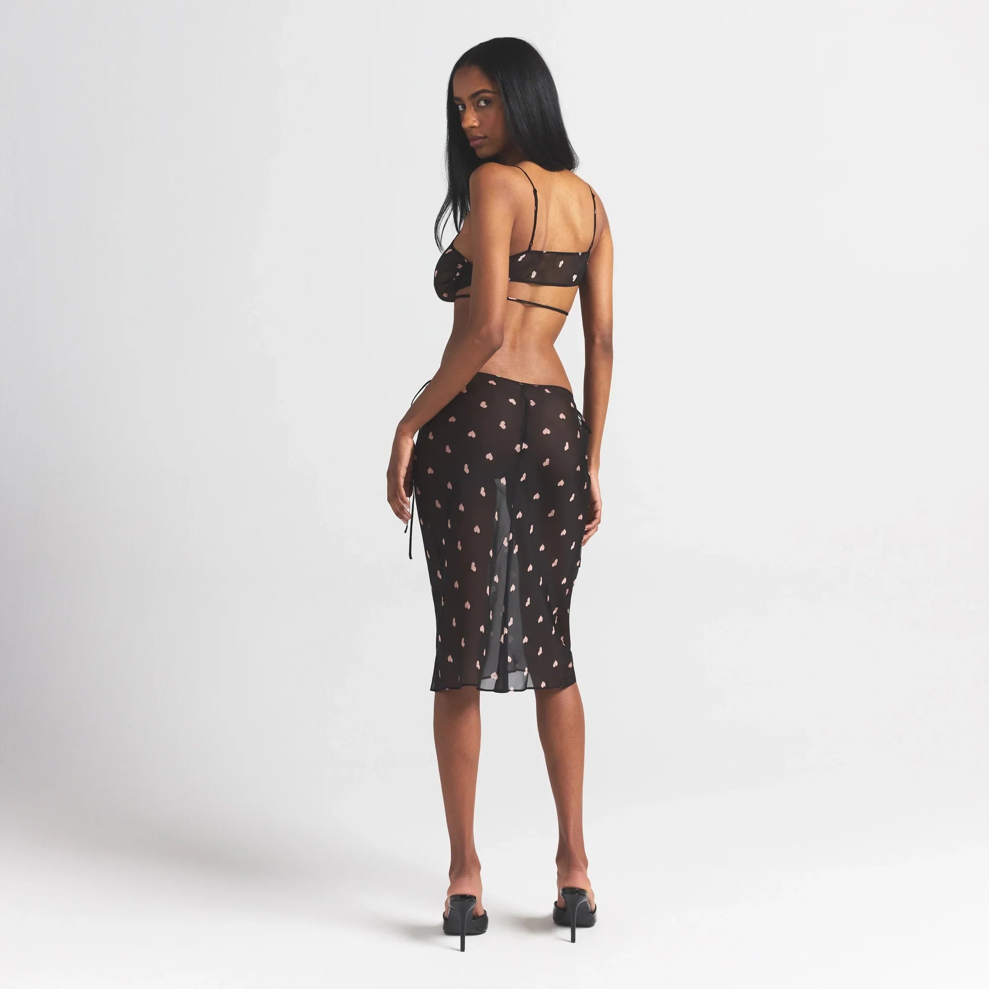SKIMS ROMANCE TIE SIDE MIDI SKIRT | OBSIDIAN SPACED HEARTS - Sneaker Türkiye