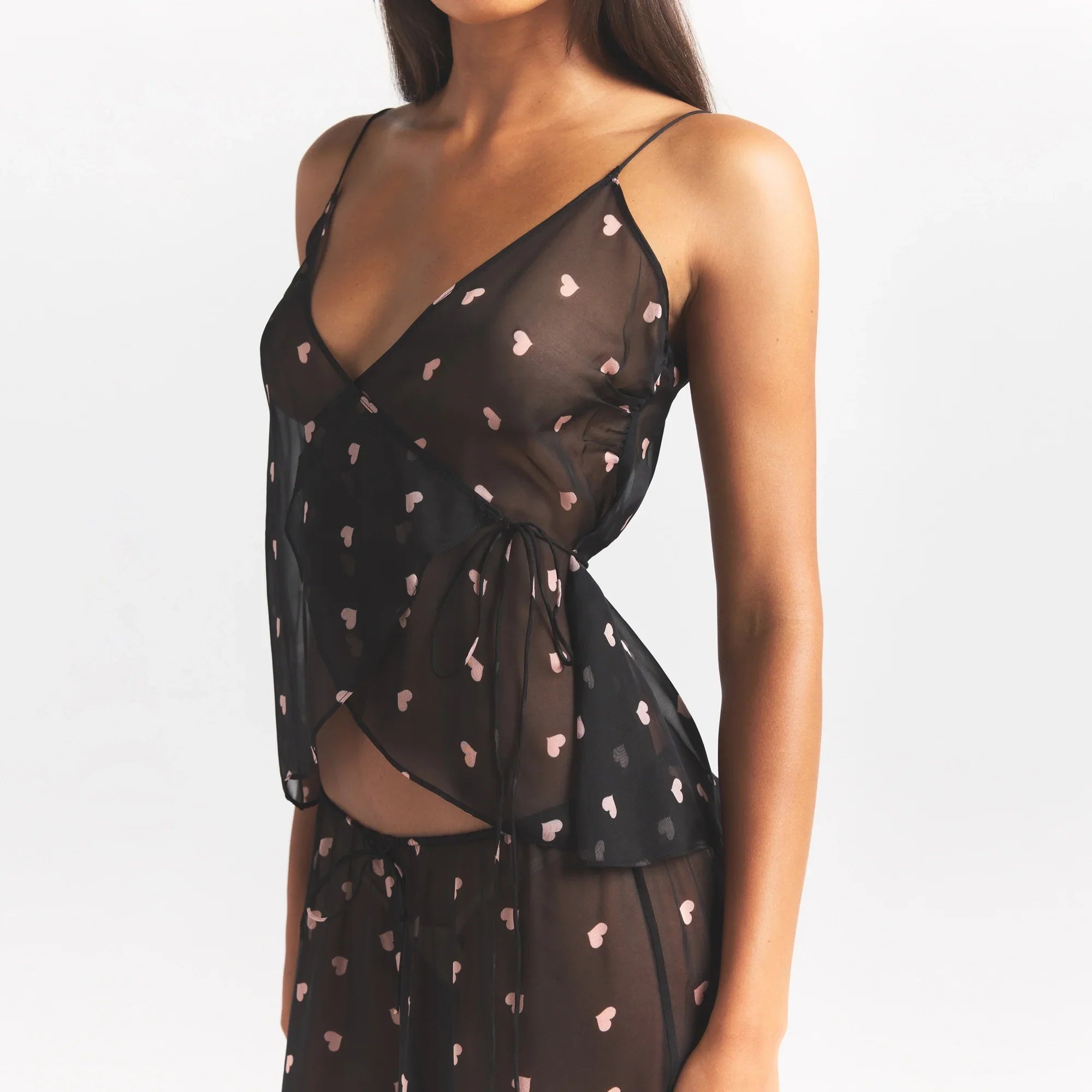 SKIMS ROMANCE WRAP CAMI TOP | OBSIDIAN SPACED HEARTS - Sneaker Türkiye