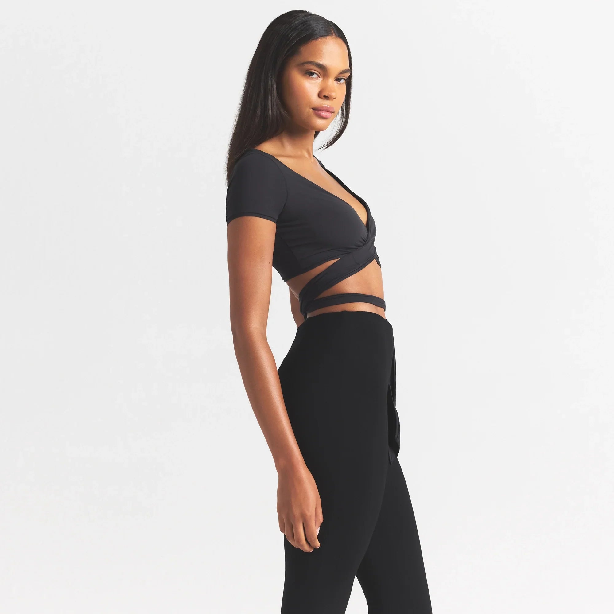 SKIMS FITS EVERYBODY WRAP SUPER CROPPED T-SHIRT | ONYX - Sneaker Türkiye