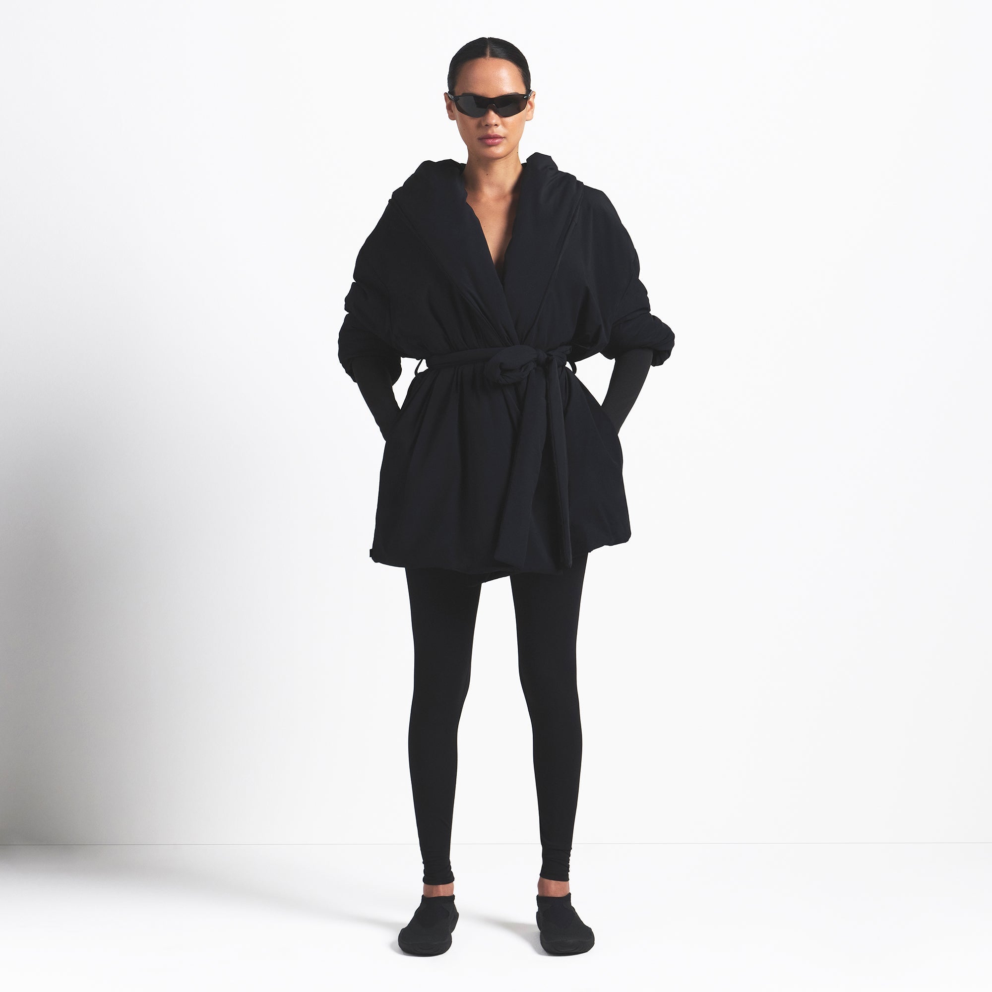 NikeSKIMS WOVEN NYLON WRAP COAT | OBSIDIAN - Sneaker Türkiye