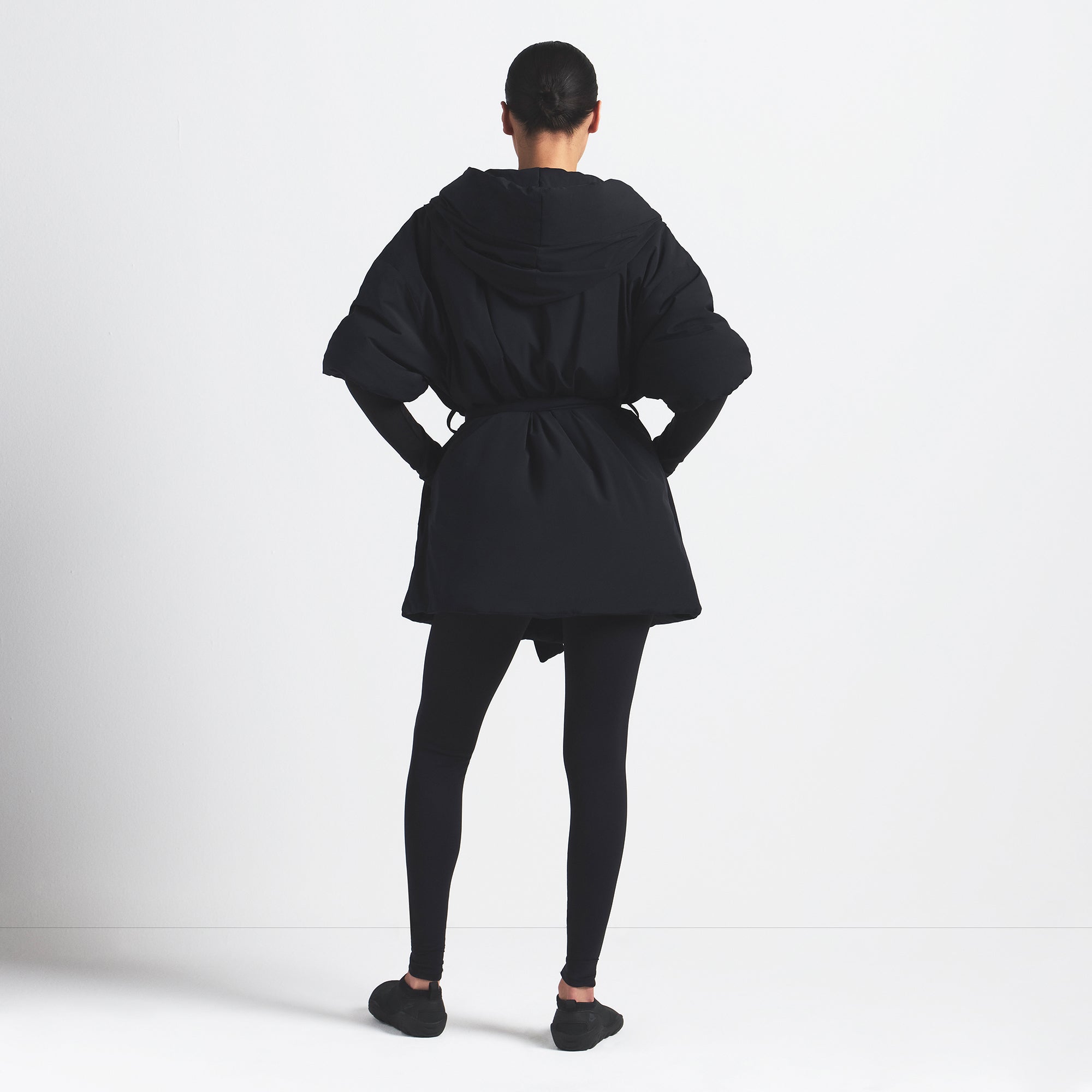 NikeSKIMS WOVEN NYLON WRAP COAT | OBSIDIAN - Sneaker Türkiye