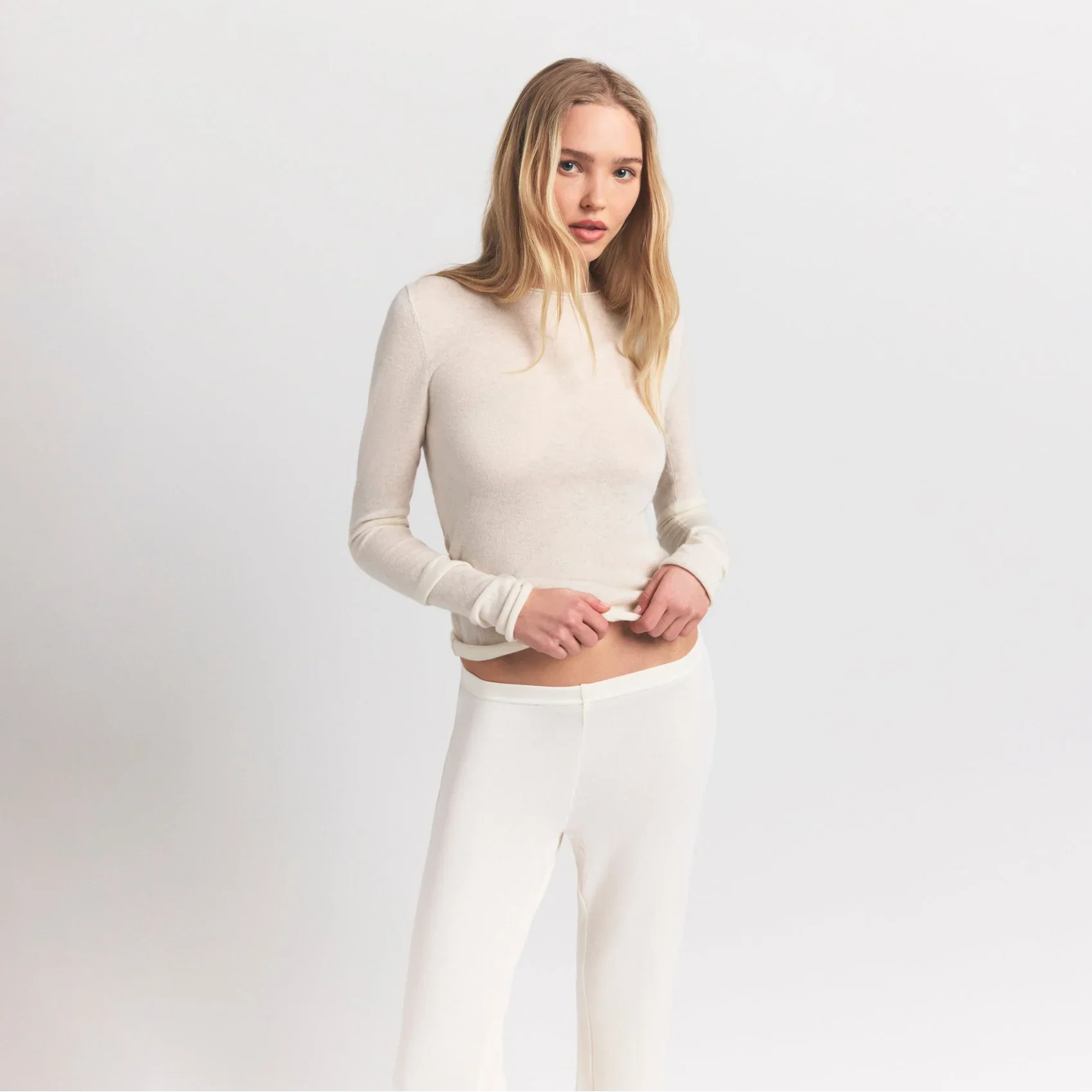 SKIMS FEATHERWEIGHT CASHMERE LONG SLEEVE TOP | EGRET - Sneaker Türkiye
