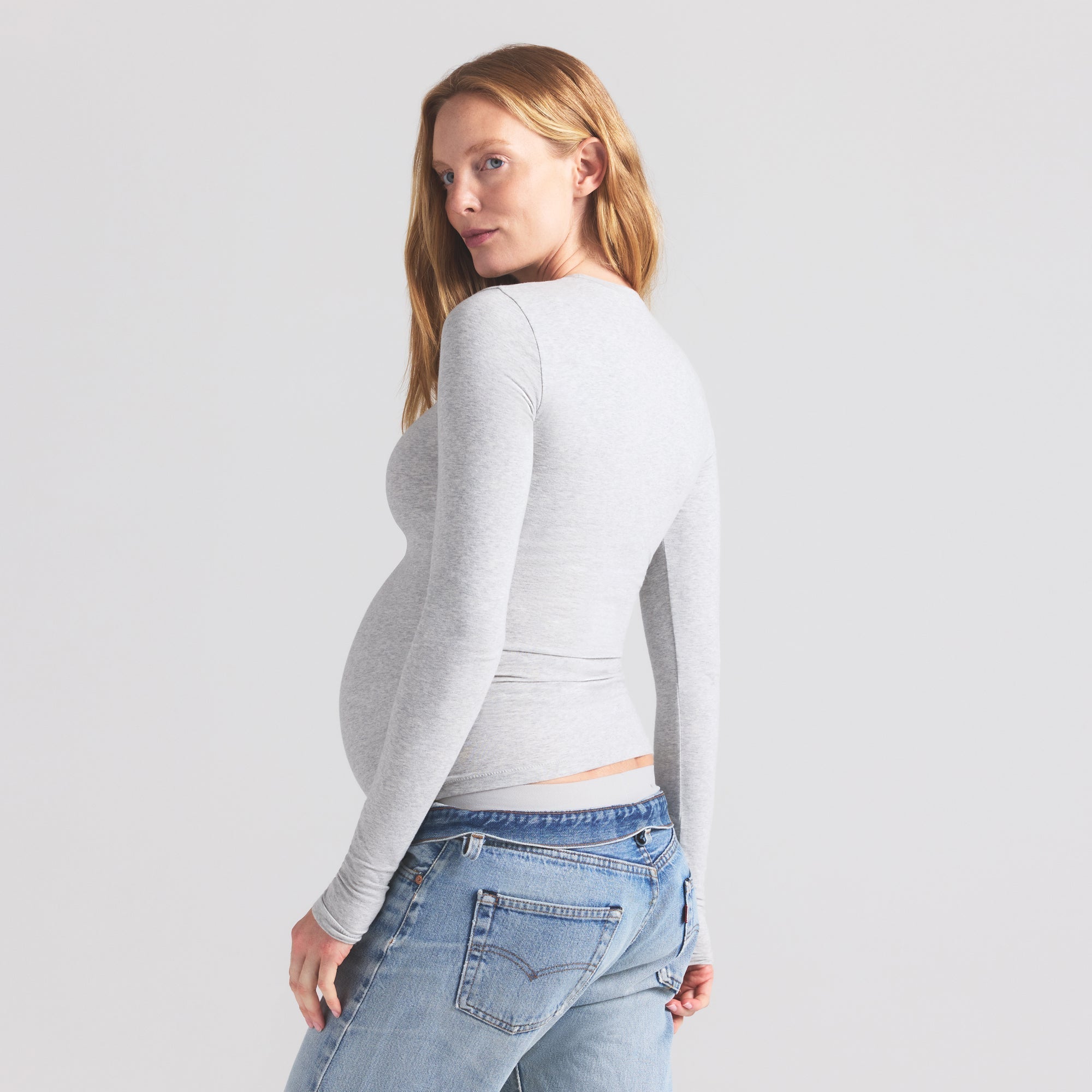 SKIMS COTTON JERSEY MATERNITY LONG SLEEVE T-SHIRT | LIGHT HEATHER GREY - Sneaker Türkiye