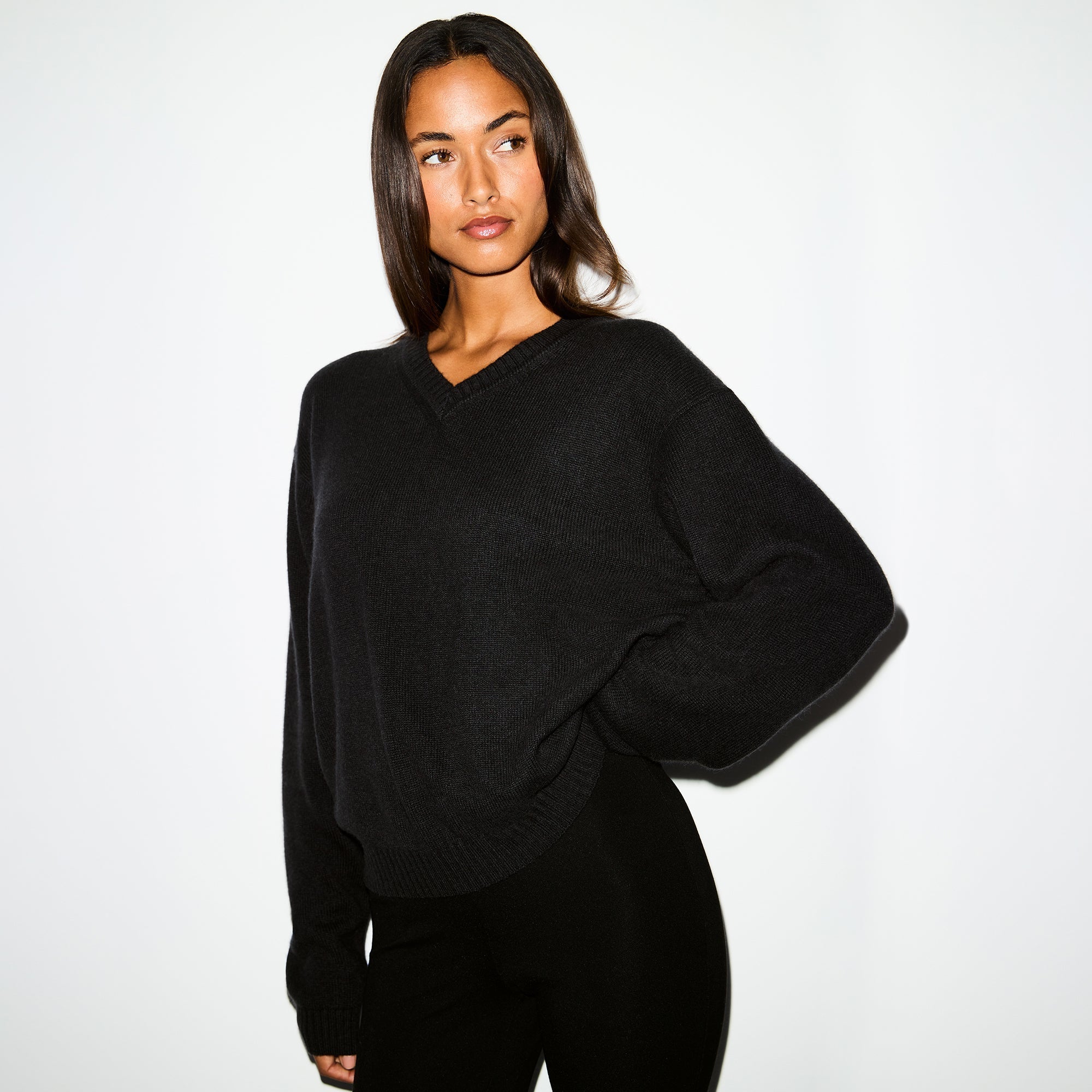 SKIMS WOOL CASHMERE OVERBedenD V NECK SWEATER | ONYX - Sneaker Türkiye