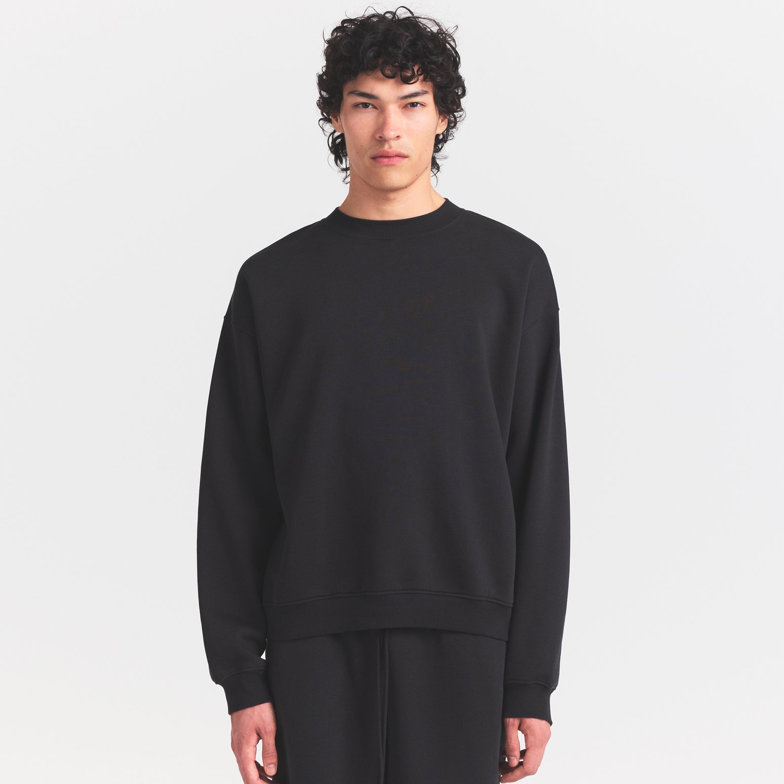 SKIMS FLEECE LOUNGE MENS RELAXED CREWNECK | WASHED ONYX - Sneaker Türkiye