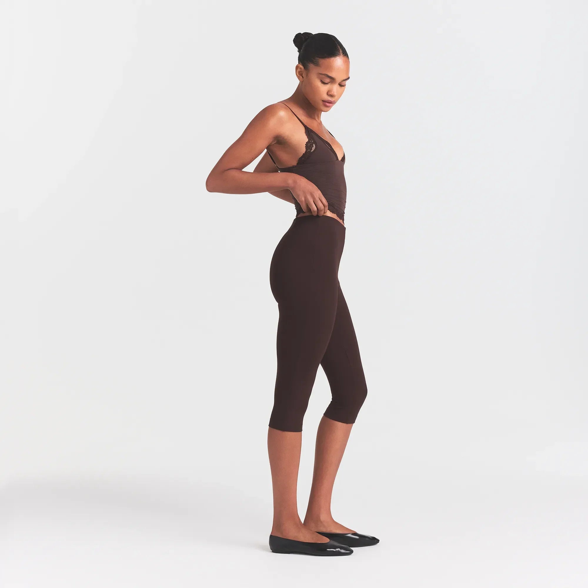 SKIMS THE ESSENTIAL COLLECTION HIGH-WAISTED CAPRI | ESPRESSO - Sneaker Türkiye