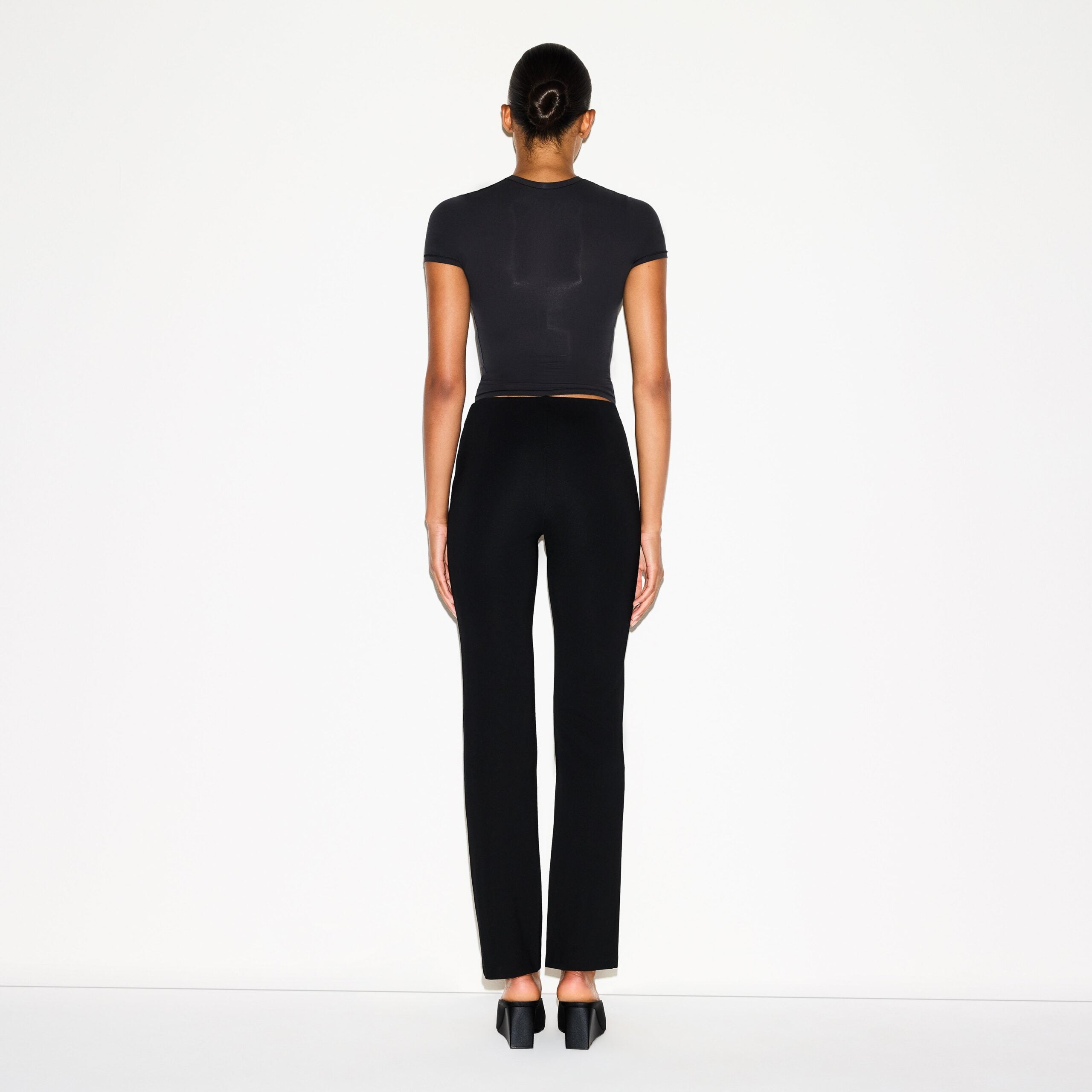 SKIMS THE ESSENTIAL COLLECTION HIGH-WAISTED PINTUCK STRAIGHT LEG PANT | OBSIDIAN - Sneaker Türkiye
