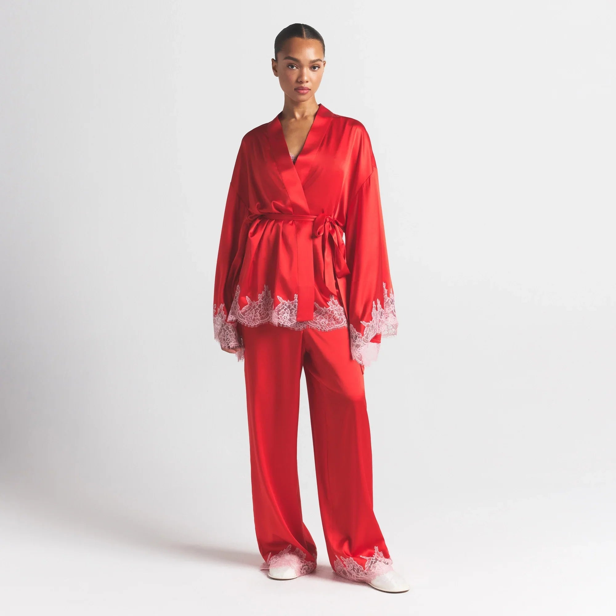 SKIMS SILK LACE ROBE | RUBY CONTRAST - Sneaker Türkiye
