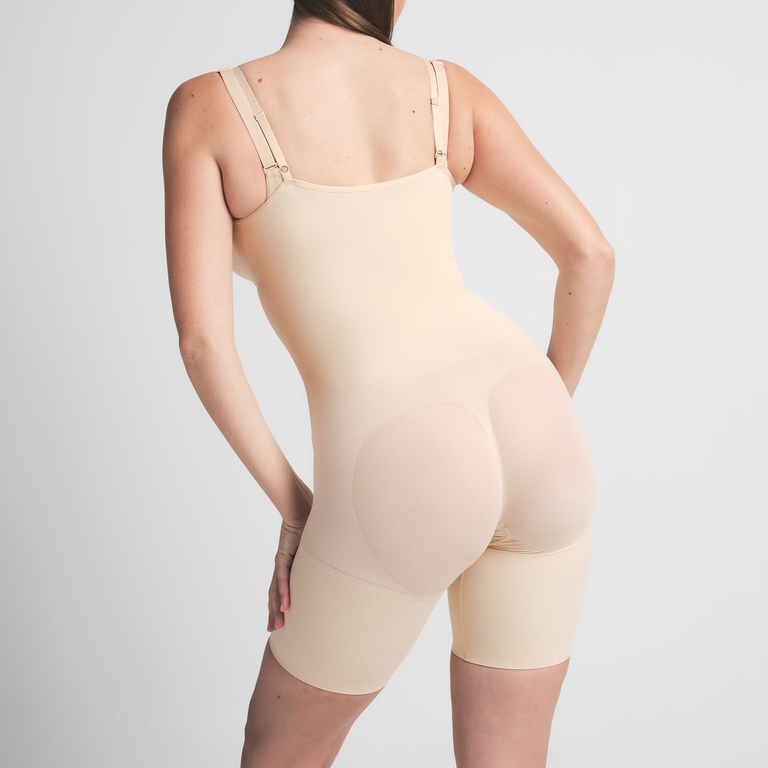 SKIMS SEAMLESS SCULPT BUTT LIFTING OPEN BUST BODYSUIT | SAND - Sneaker Türkiye
