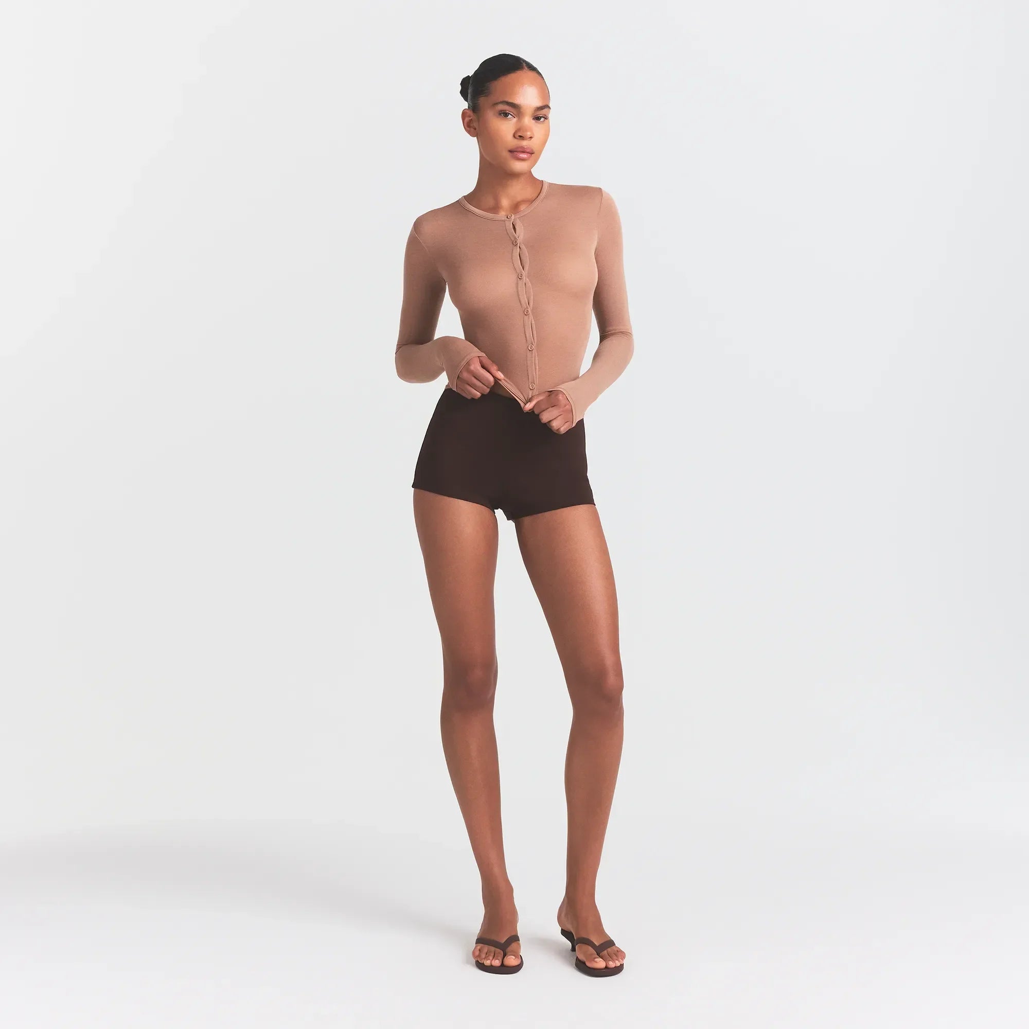 SKIMS THE ESSENTIAL COLLECTION HIGH-WAISTED HOT SHORT | ESPRESSO - Sneaker Türkiye