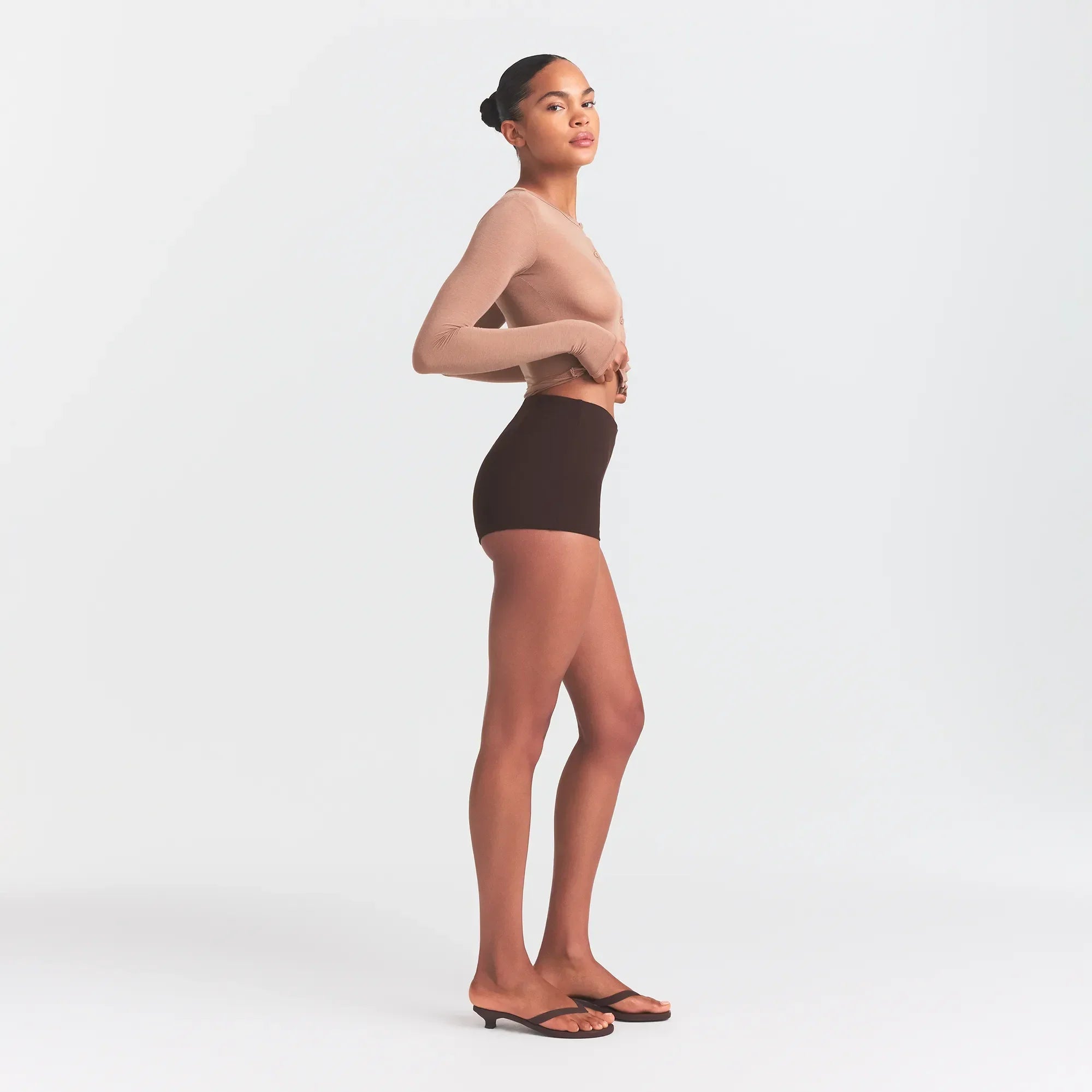 SKIMS THE ESSENTIAL COLLECTION HIGH-WAISTED HOT SHORT | ESPRESSO - Sneaker Türkiye