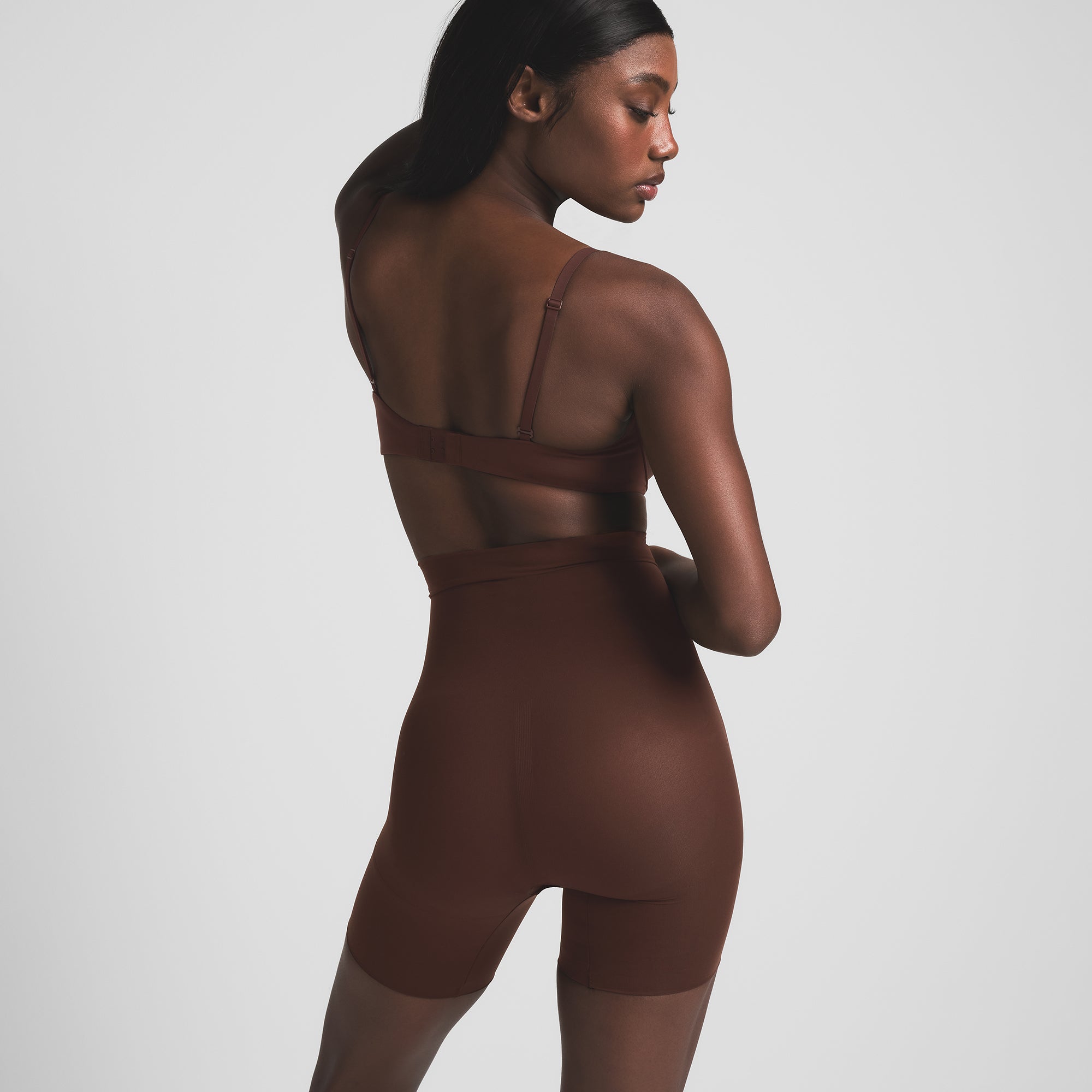 SKIMS SHEER SEAMLESS HIGH-WAISTED MID THIGH SHORT | COCOA - Sneaker Türkiye