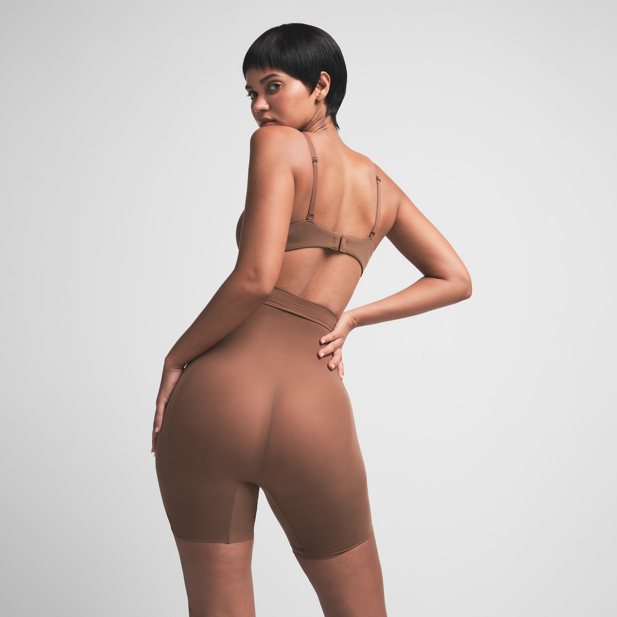 SKIMS SHEER SEAMLESS HIGH-WAISTED MID THIGH SHORT | JASPER - Sneaker Türkiye