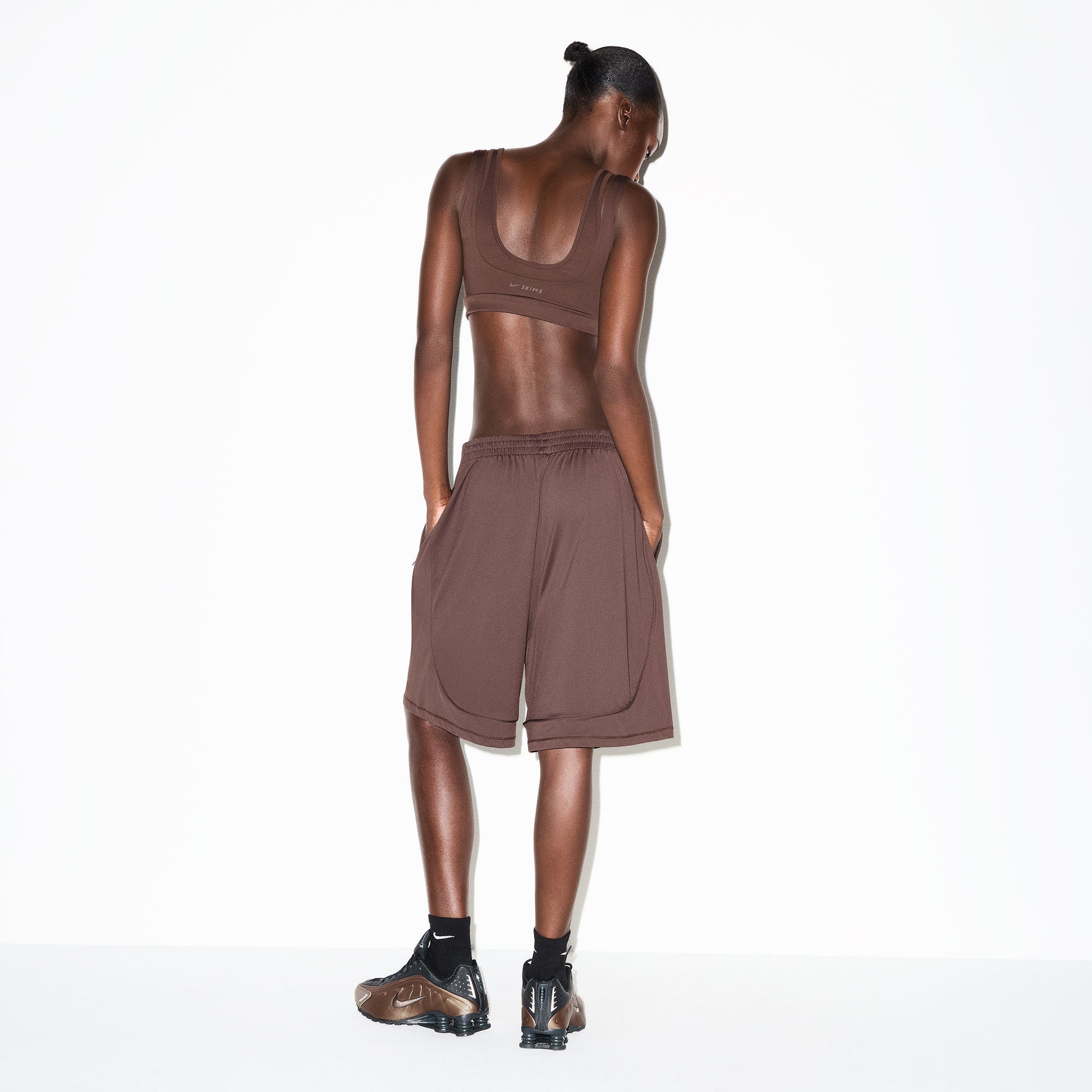 NikeSKIMS AIRY RELAXED SHORT | DARK SEPIA - Sneaker Türkiye