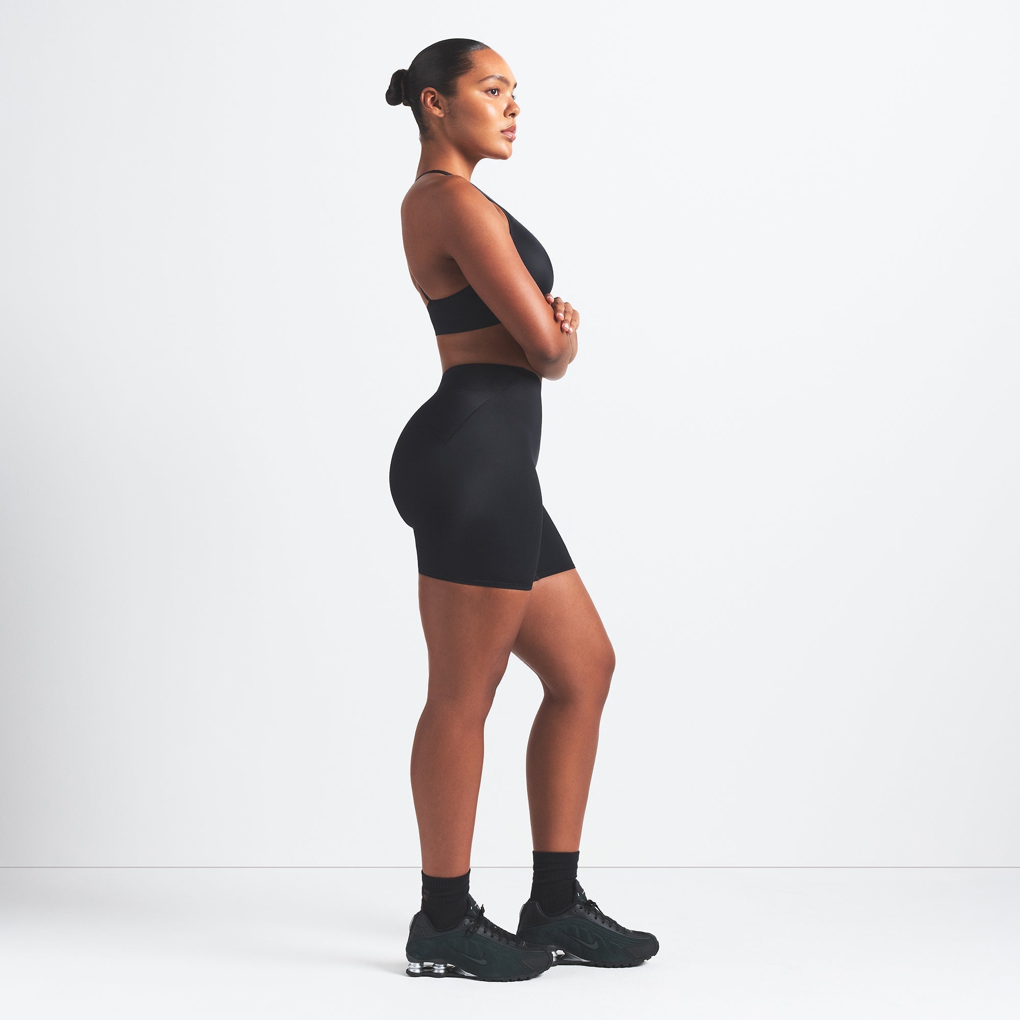 NikeSKIMS SHINE BONDED WAIST 5″ BIKER SHORT | OBSIDIAN - Sneaker Türkiye