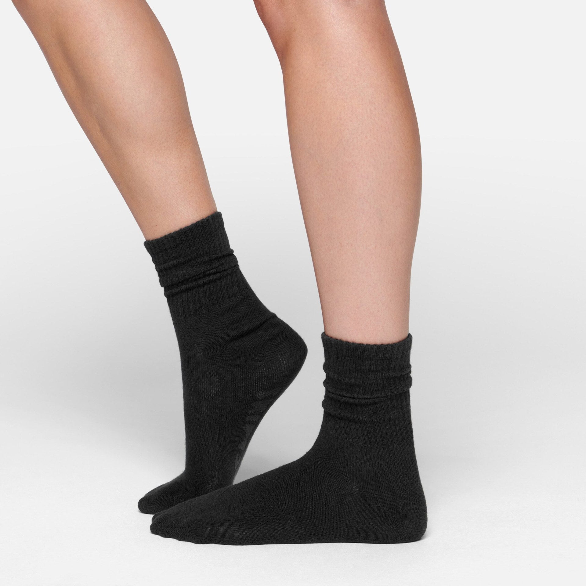 SKIMS RIBBED CREW SOCK | SOOT - Sneaker Türkiye
