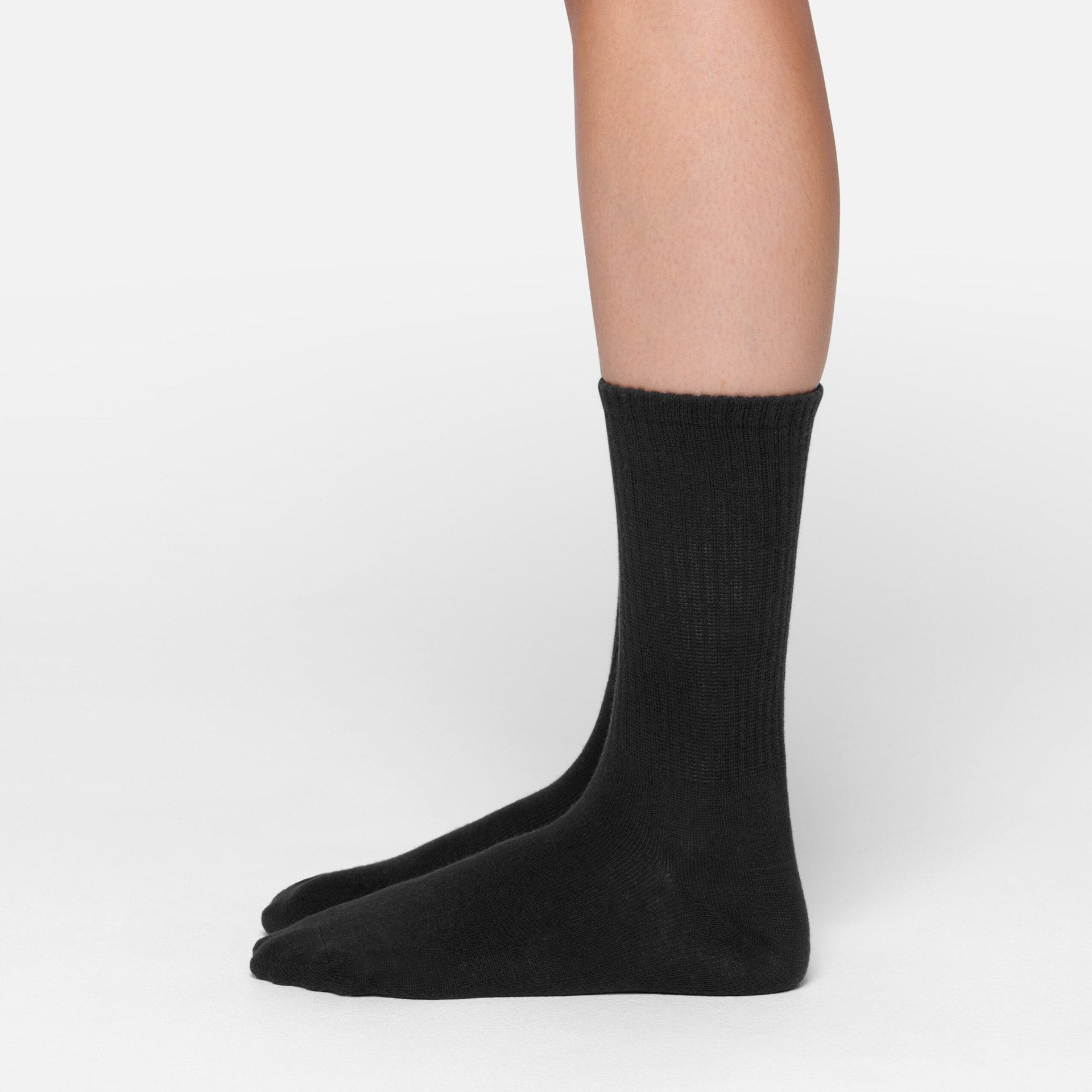 SKIMS RIBBED CREW SOCK | SOOT - Sneaker Türkiye