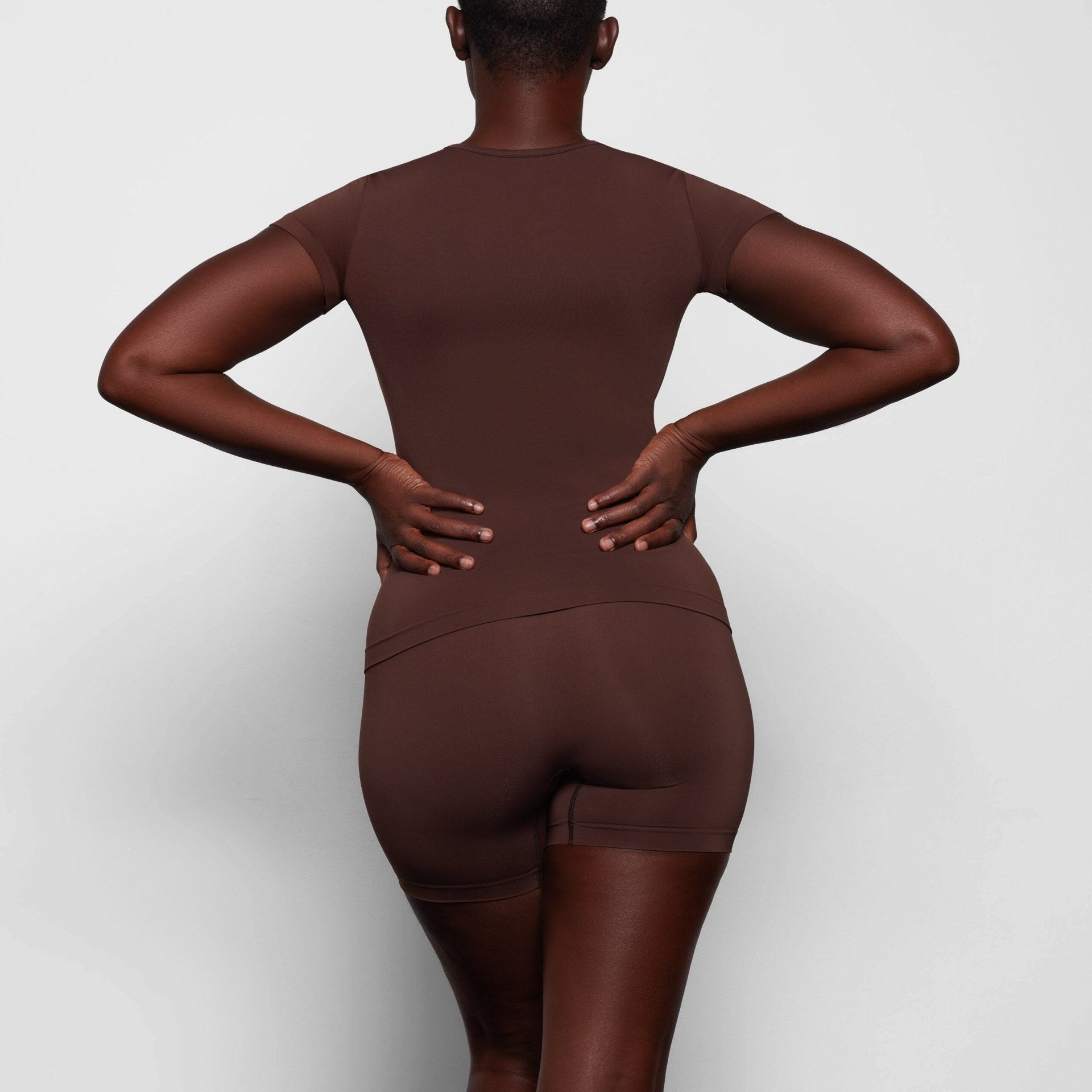 SKIMS SOFT SMOOTHING SEAMLESS T-SHIRT | COCOA - Sneaker Türkiye