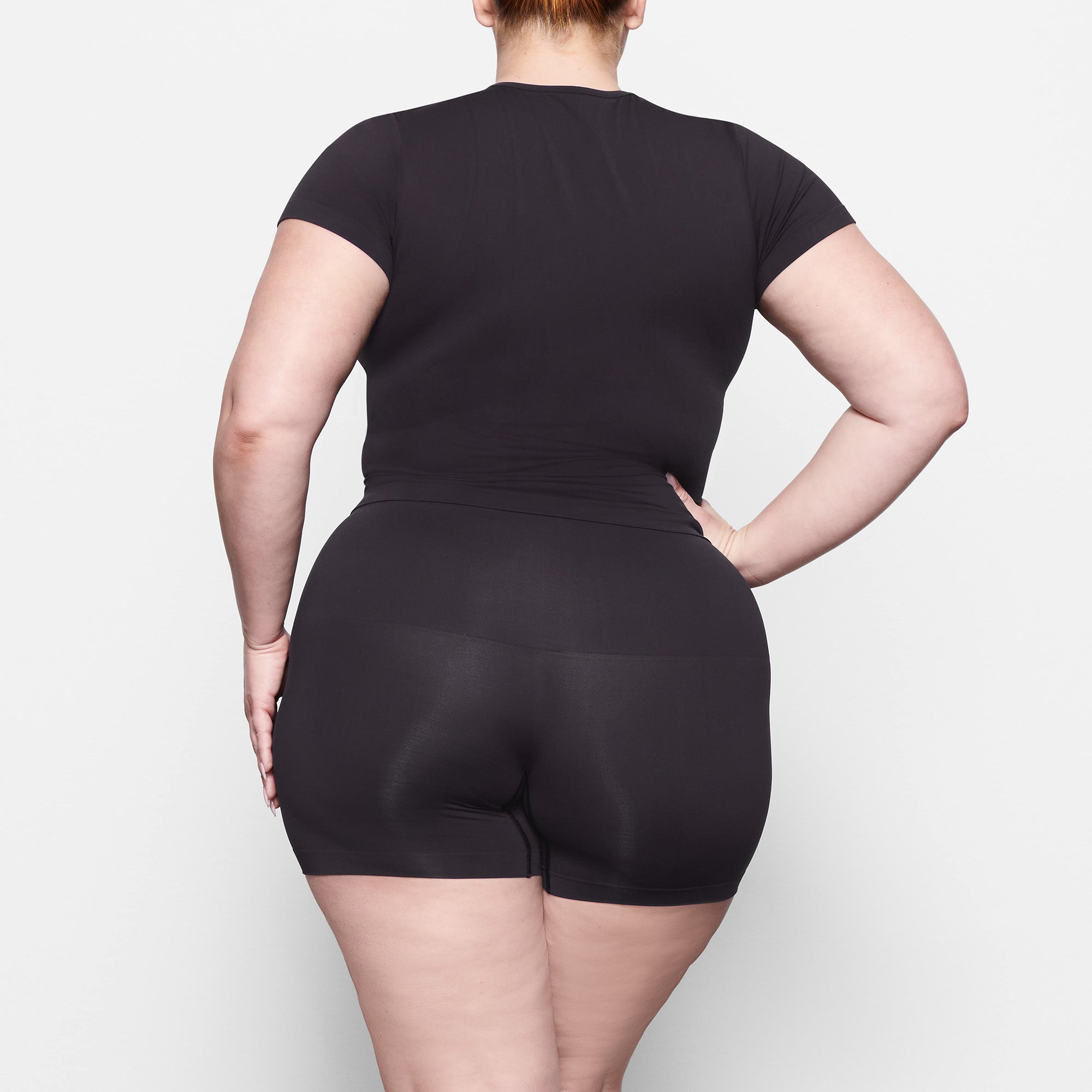 SKIMS SOFT SMOOTHING SEAMLESS T-SHIRT | ONYX - Sneaker Türkiye