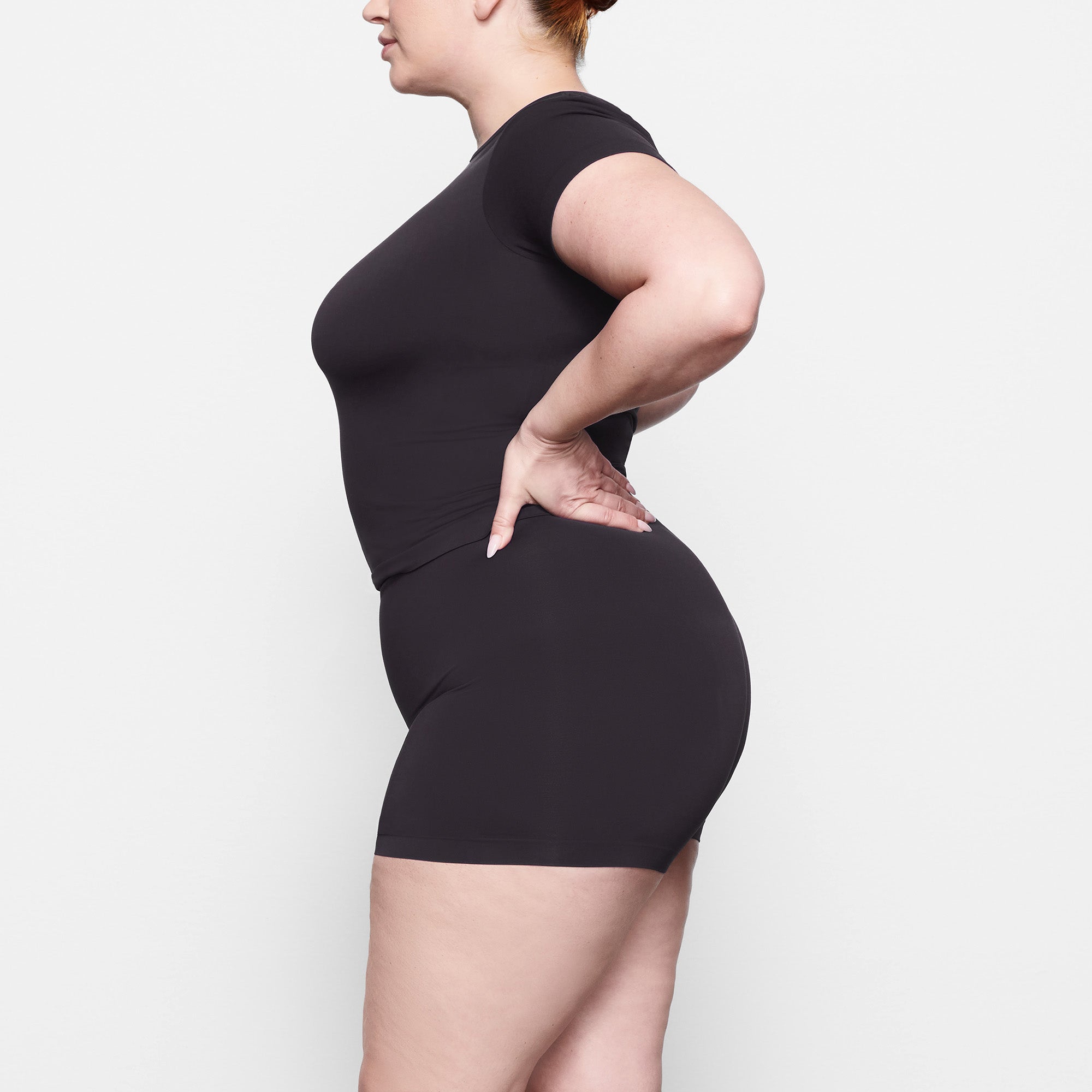 SKIMS SOFT SMOOTHING SEAMLESS T-SHIRT | ONYX - Sneaker Türkiye