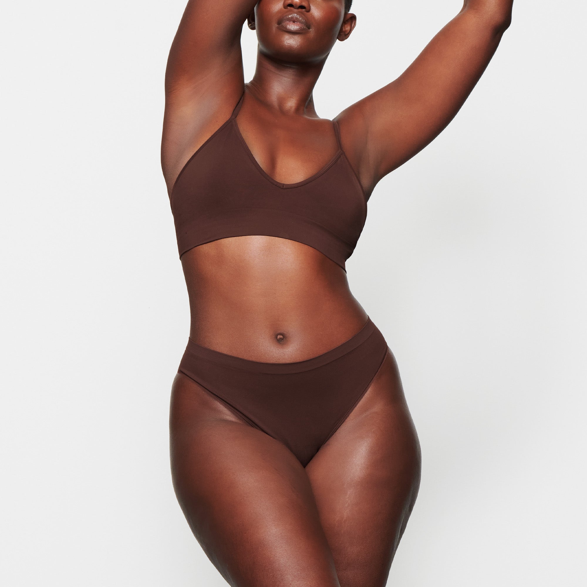 SKIMS SOFT SMOOTHING SEAMLESS THONG | COCOA - Sneaker Türkiye