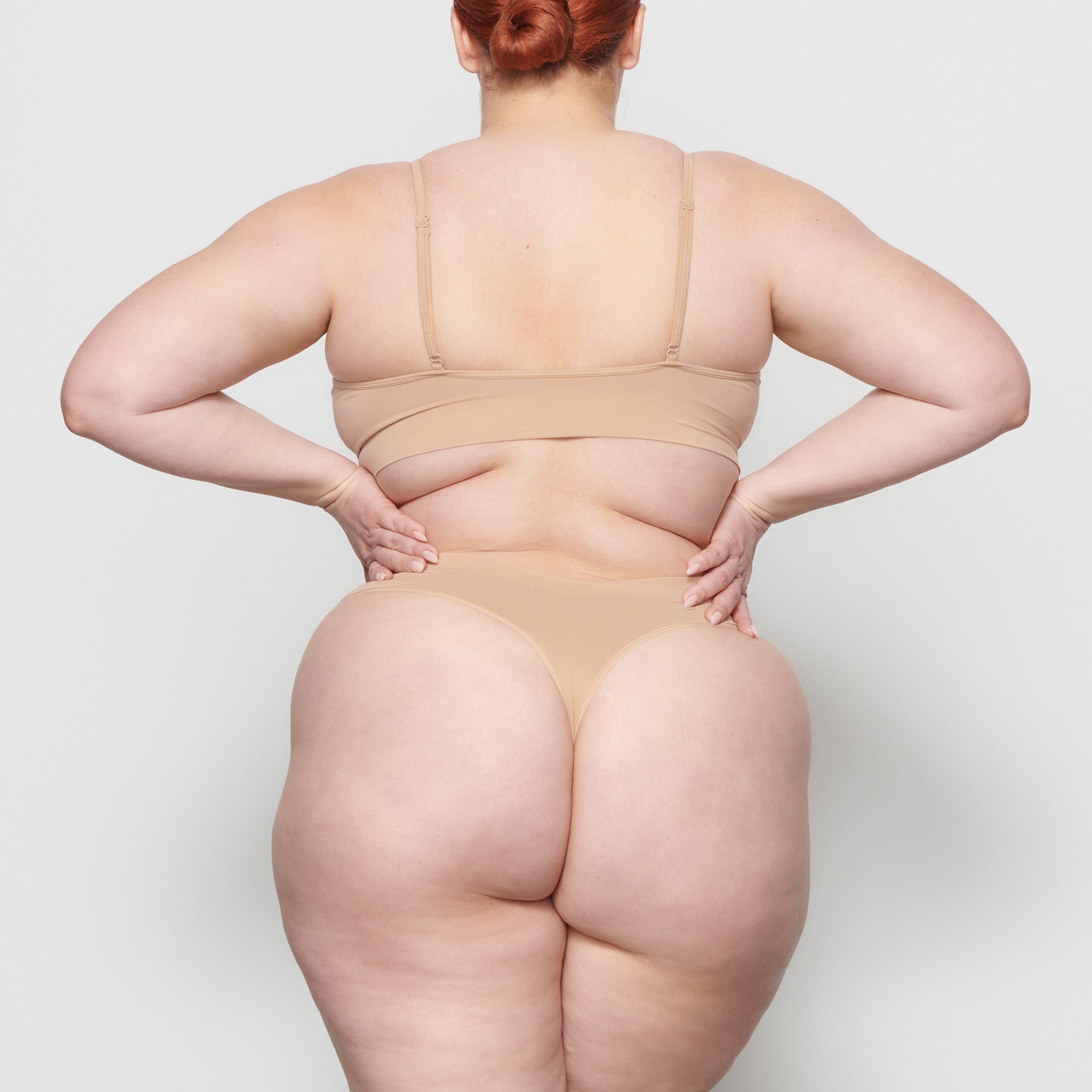 SKIMS SOFT SMOOTHING SEAMLESS THONG | CLAY - Sneaker Türkiye