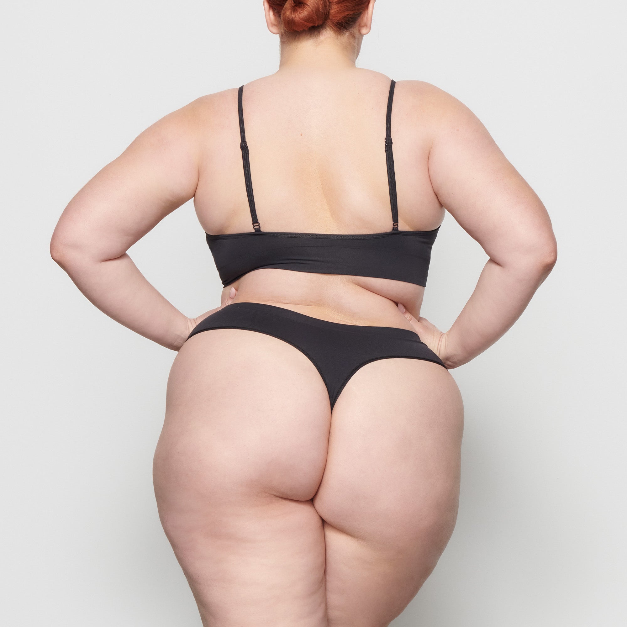 SKIMS SOFT SMOOTHING SEAMLESS THONG | ONYX - Sneaker Türkiye