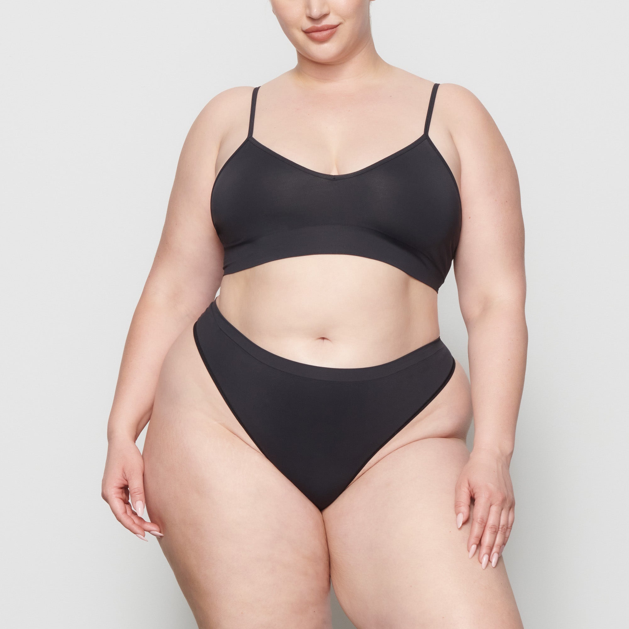 SKIMS SOFT SMOOTHING SEAMLESS THONG | ONYX - Sneaker Türkiye