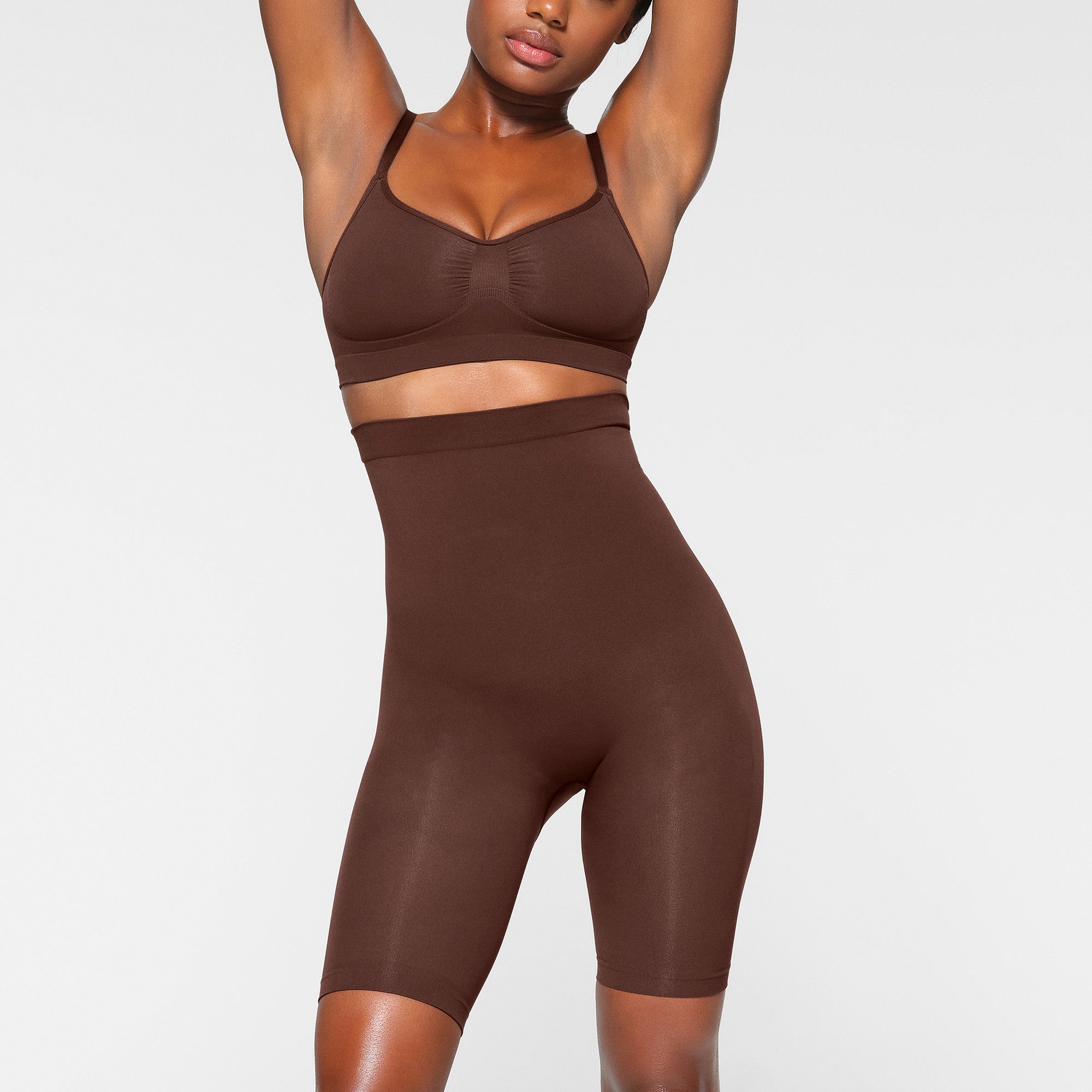 SKIMS SEAMLESS SCULPT HIGH-WAISTED ABOVE THE KNEE SHORT | COCOA - Sneaker Türkiye