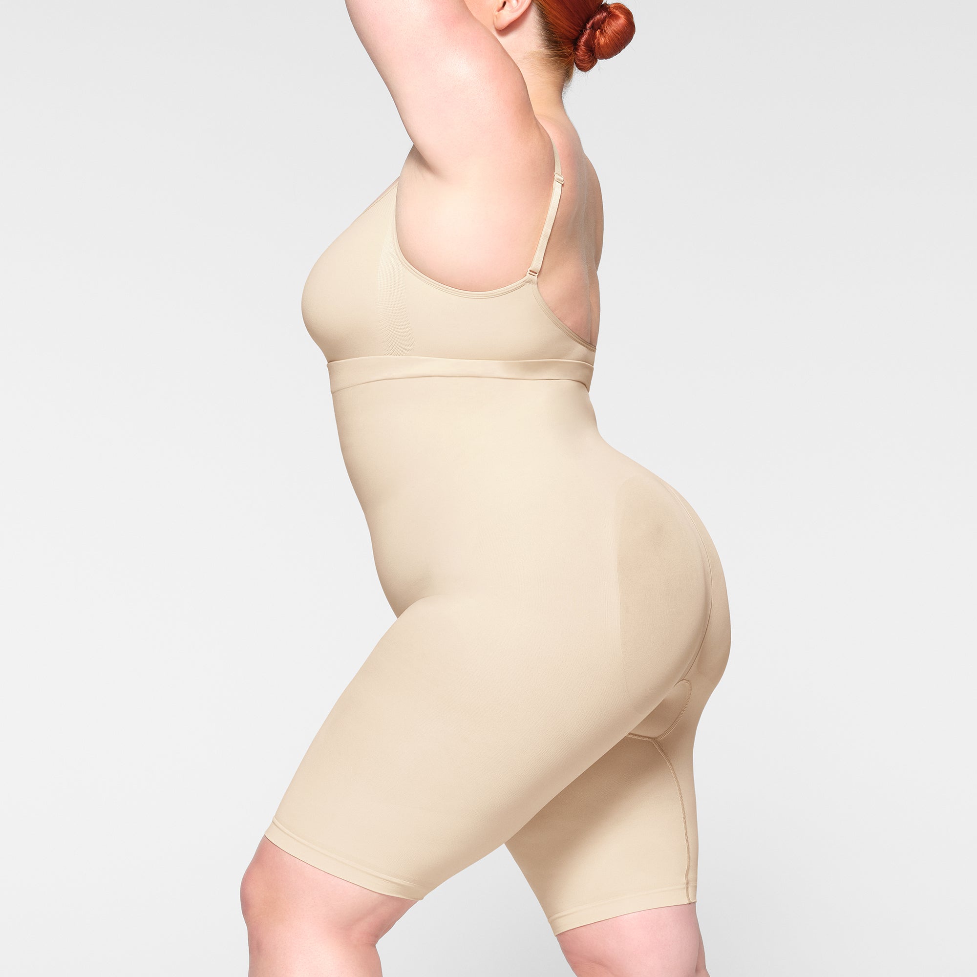 SKIMS SEAMLESS SCULPT HIGH-WAISTED ABOVE THE KNEE SHORT | SAND - Sneaker Türkiye