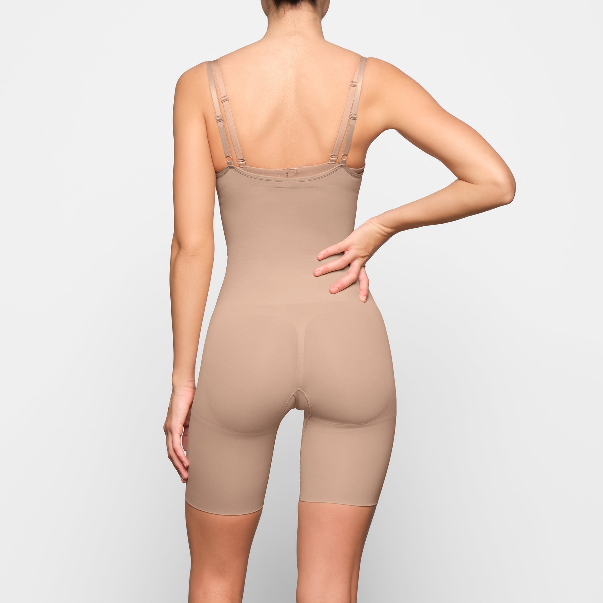 SKIMS SEAMLESS SCULPT BUTT LIFTING OPEN BUST BODYSUIT | CLAY - Sneaker Türkiye