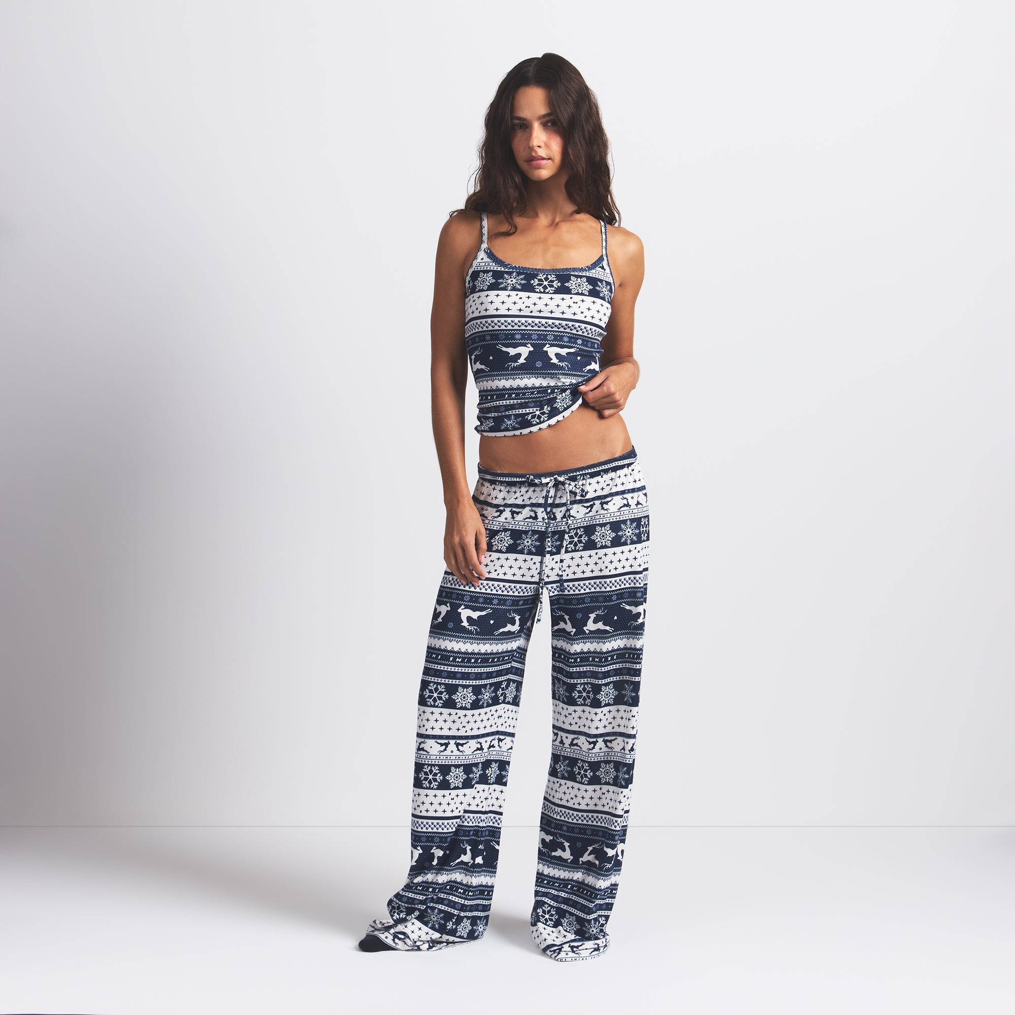 SKIMS LOGO PLUSH POINTELLE CAMI | NAVY DEER FAIR ISLE - Sneaker Türkiye