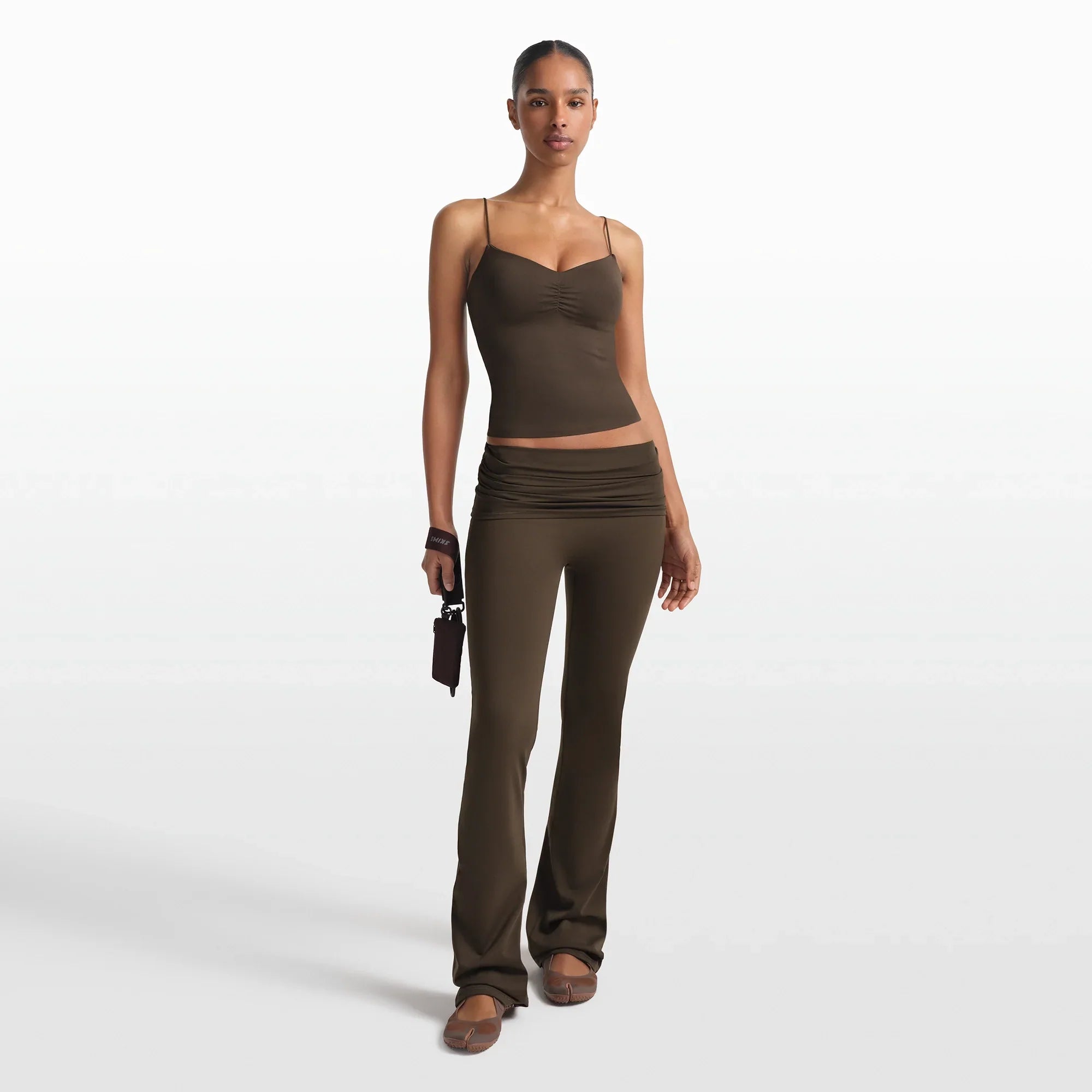 NikeSKIMS MATTE SHIRRED FRONT TANK | DARK SEPIA - Sneaker Türkiye
