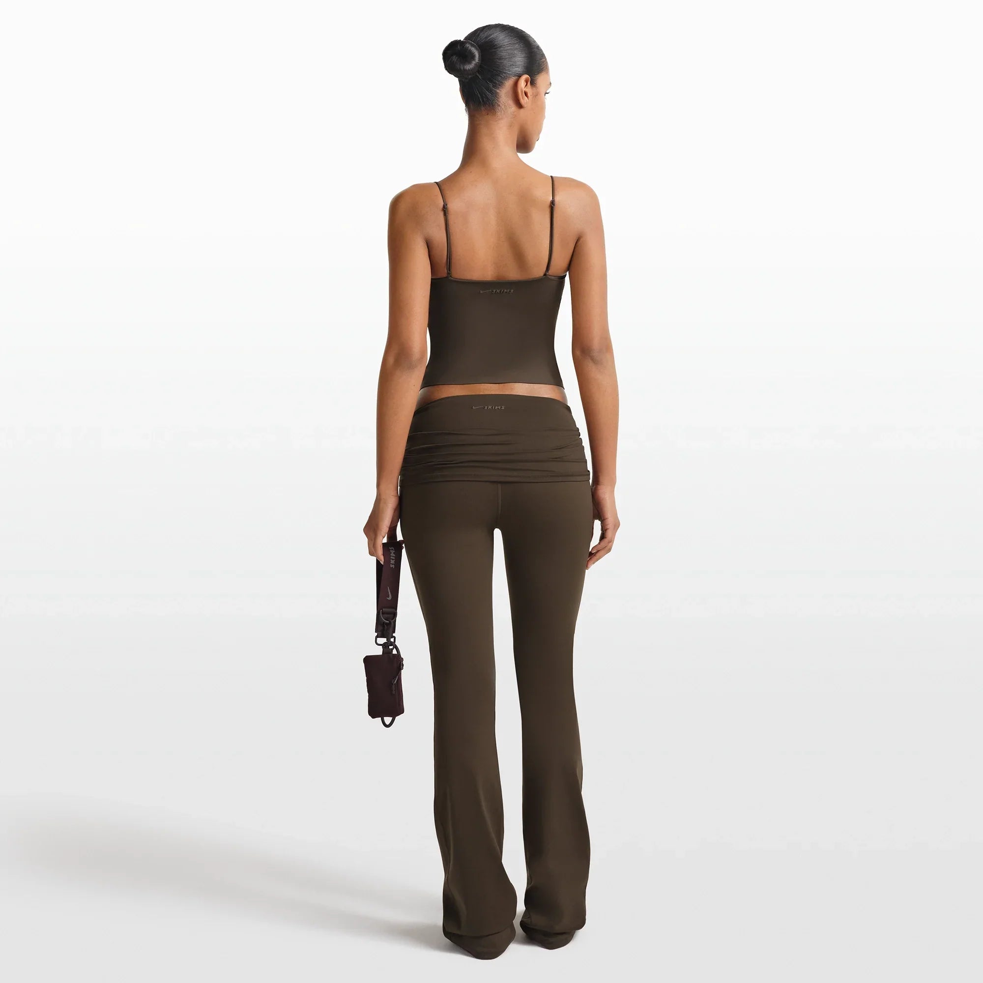 NikeSKIMS MATTE SHIRRED FRONT TANK | DARK SEPIA - Sneaker Türkiye