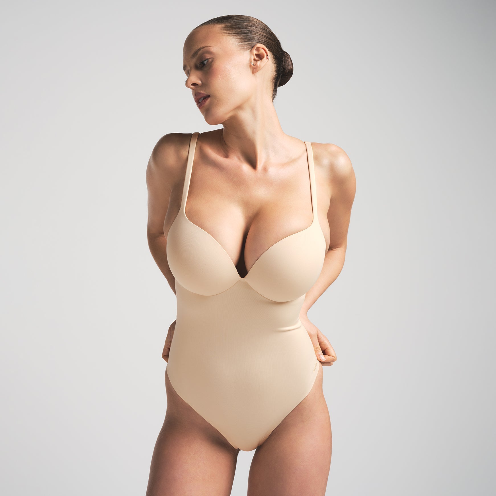 SKIMS ULTIMATE BODY PUSH-UP THONG BODYSUIT | SAND - Sneaker Türkiye