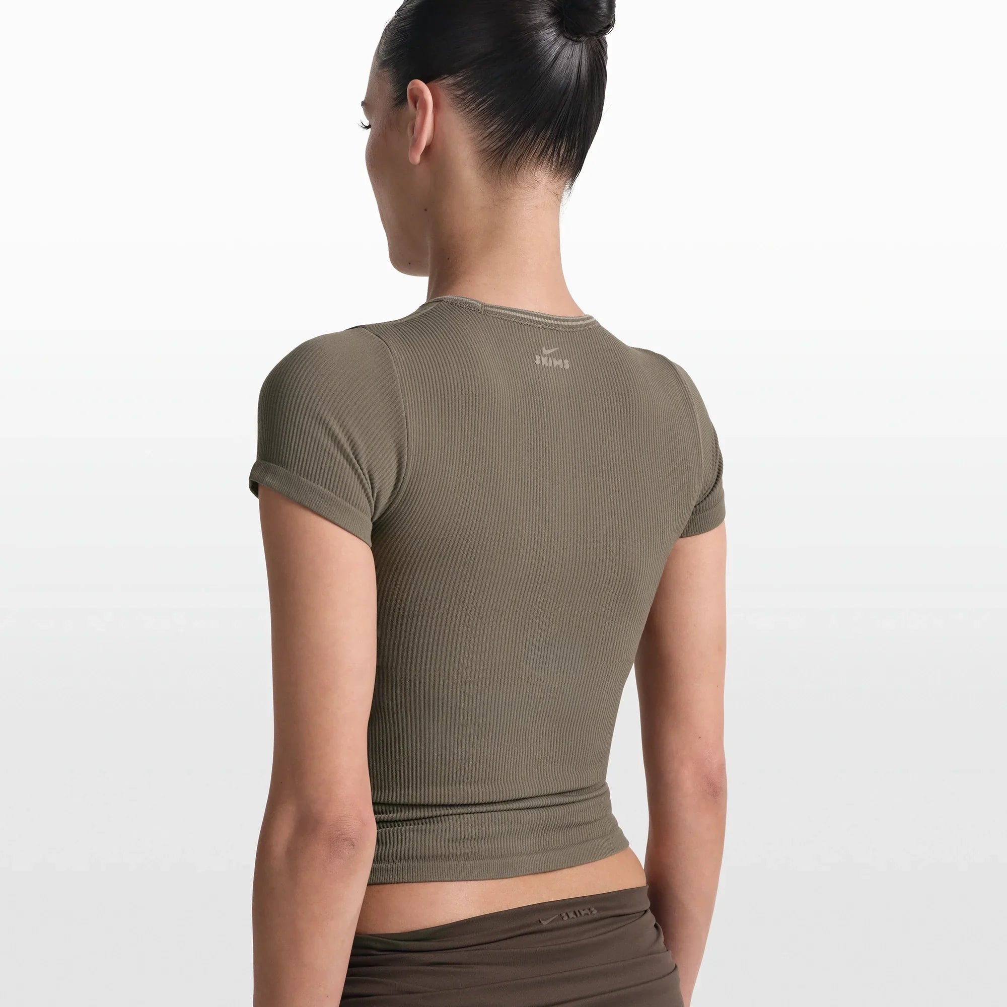 NikeSKIMS RIBBED SEAMLESS BABY TEE | DUSTY OAKMOSS - Sneaker Türkiye