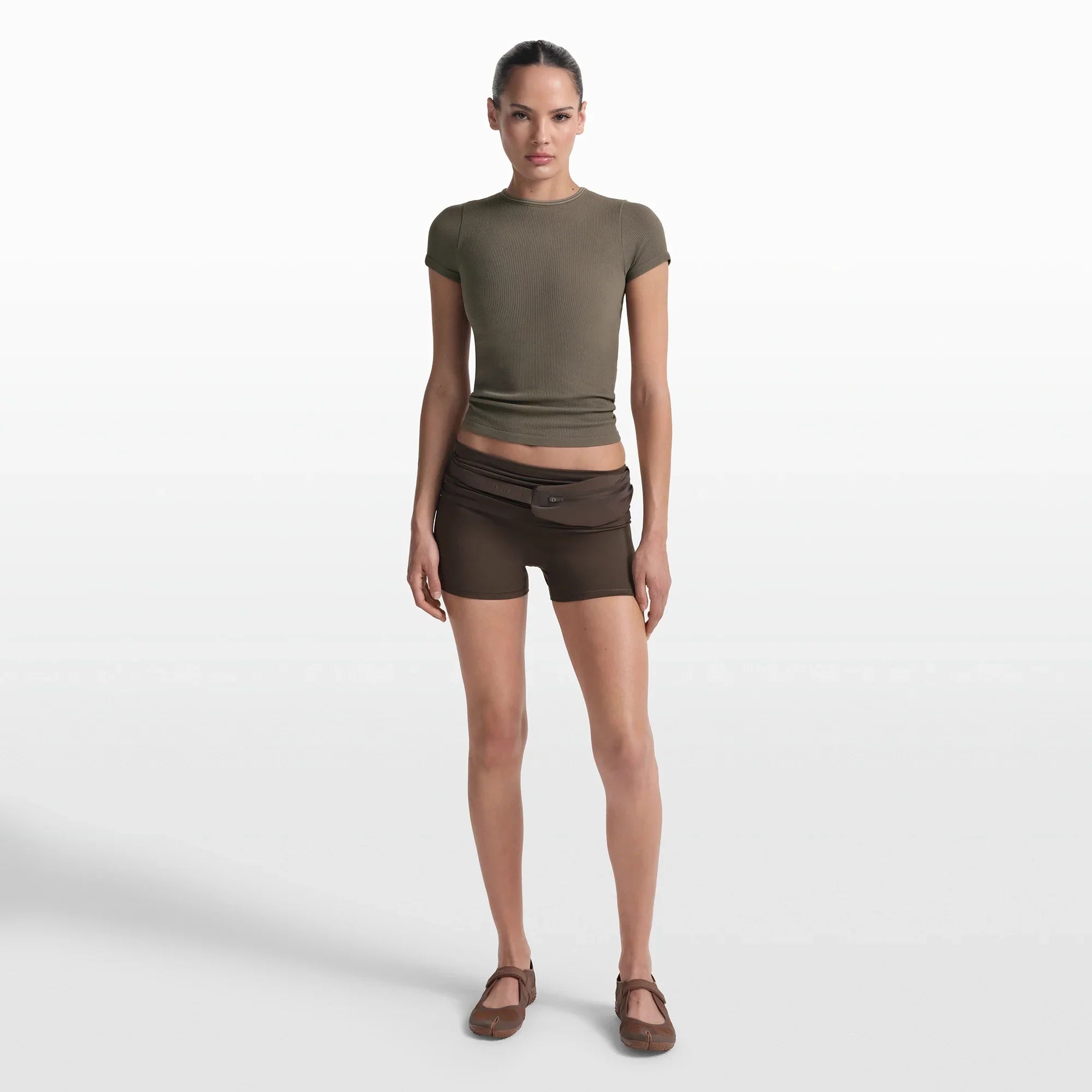 NikeSKIMS RIBBED SEAMLESS BABY TEE | DUSTY OAKMOSS - Sneaker Türkiye