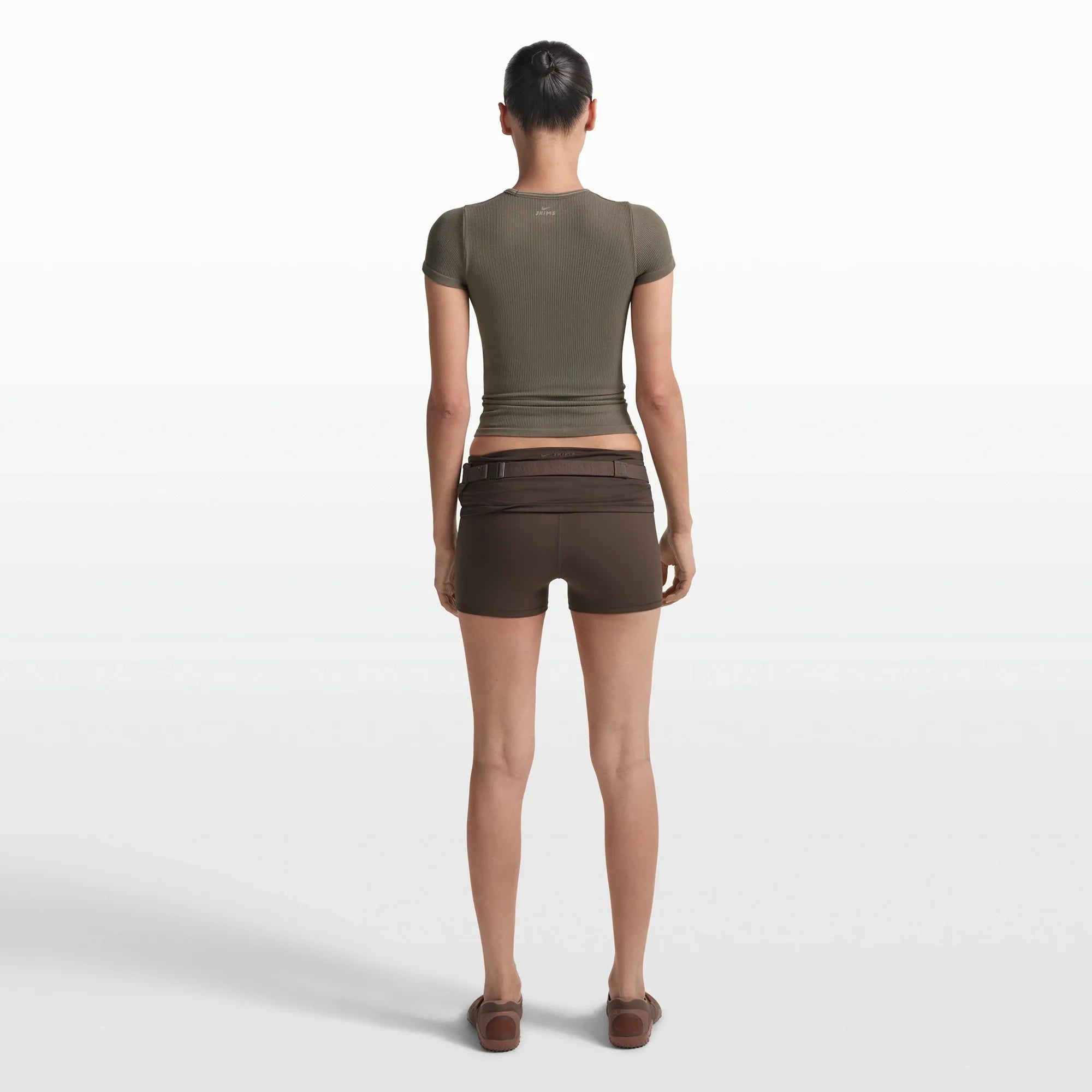 NikeSKIMS RIBBED SEAMLESS BABY TEE | DUSTY OAKMOSS - Sneaker Türkiye