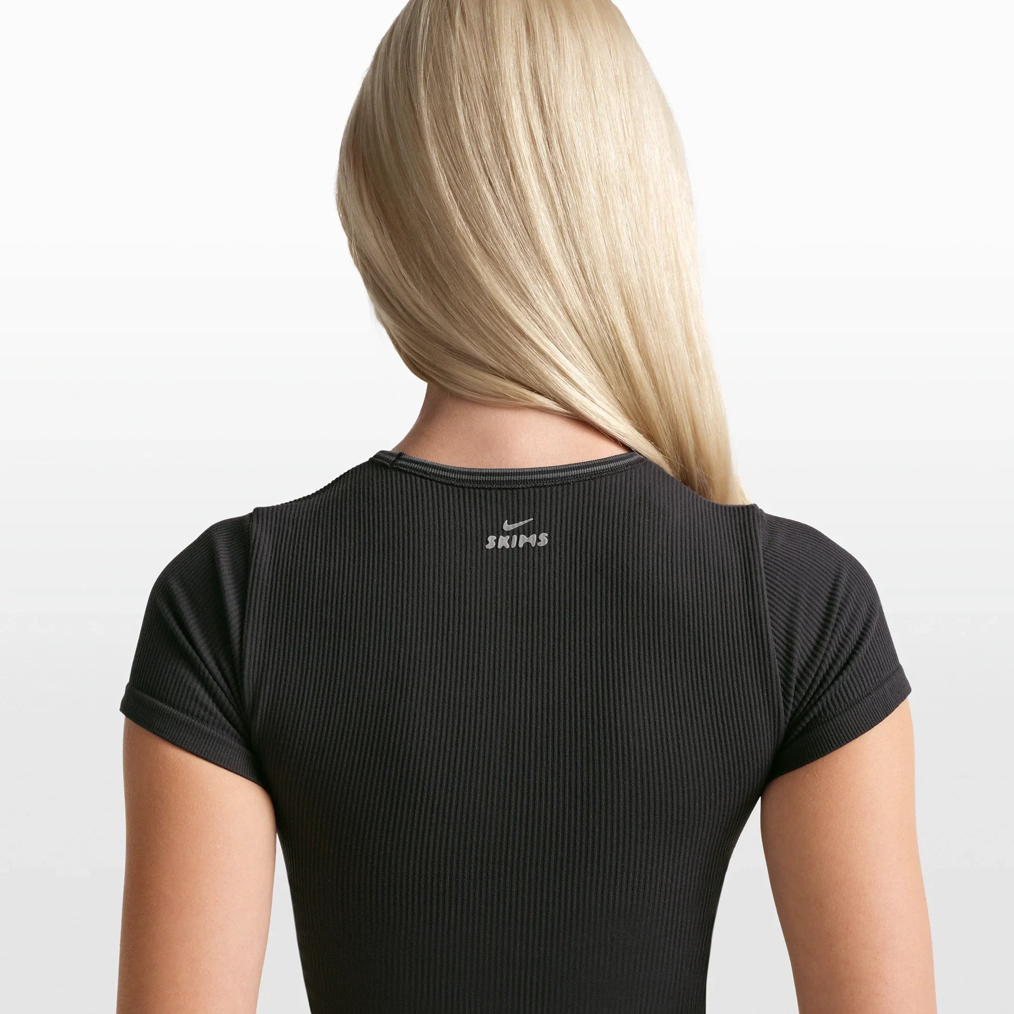 NikeSKIMS RIBBED SEAMLESS BABY TEE | OBSIDIAN - Sneaker Türkiye