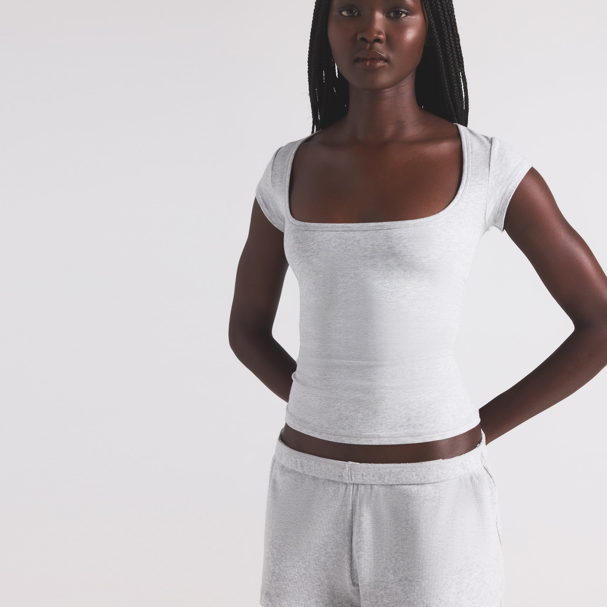SKIMS COTTON JERSEY SCOOP NECK T-SHIRT | LIGHT HEATHER GREY - Sneaker Türkiye