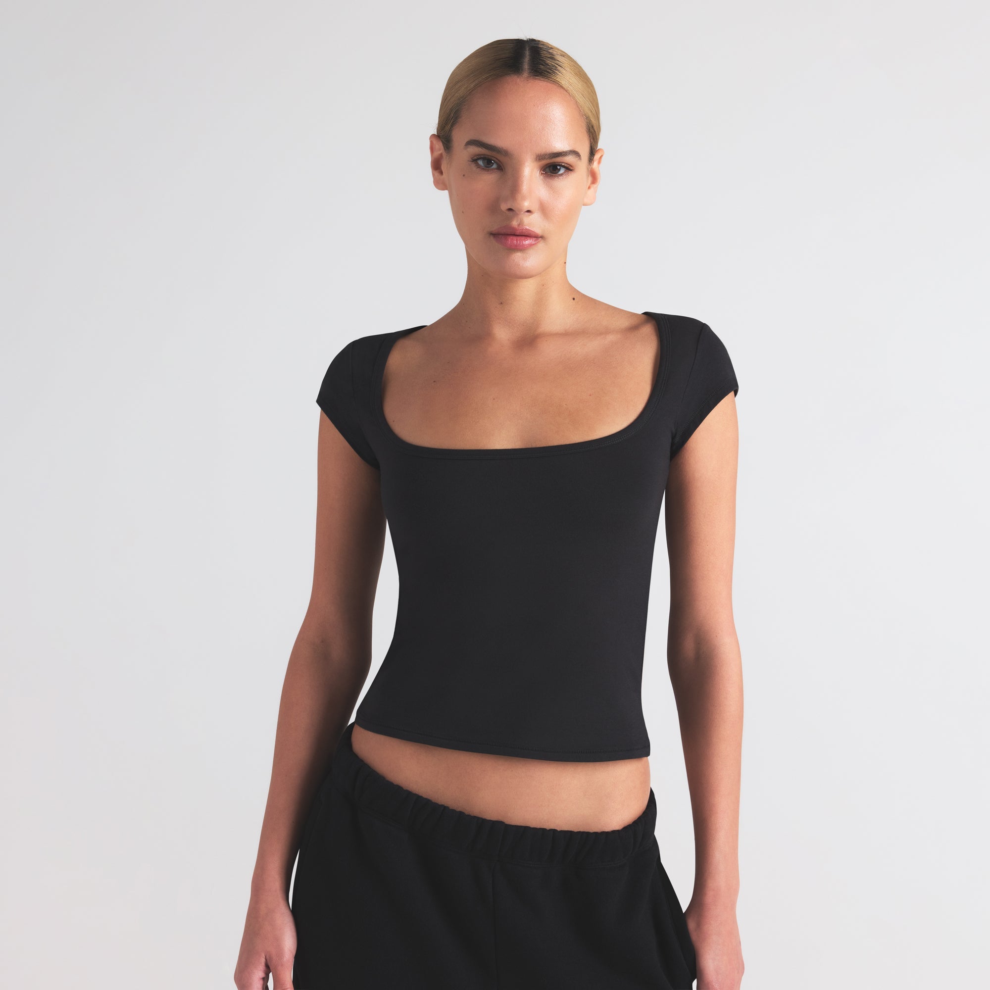 SKIMS COTTON JERSEY SCOOP NECK T-SHIRT | SOOT - Sneaker Türkiye