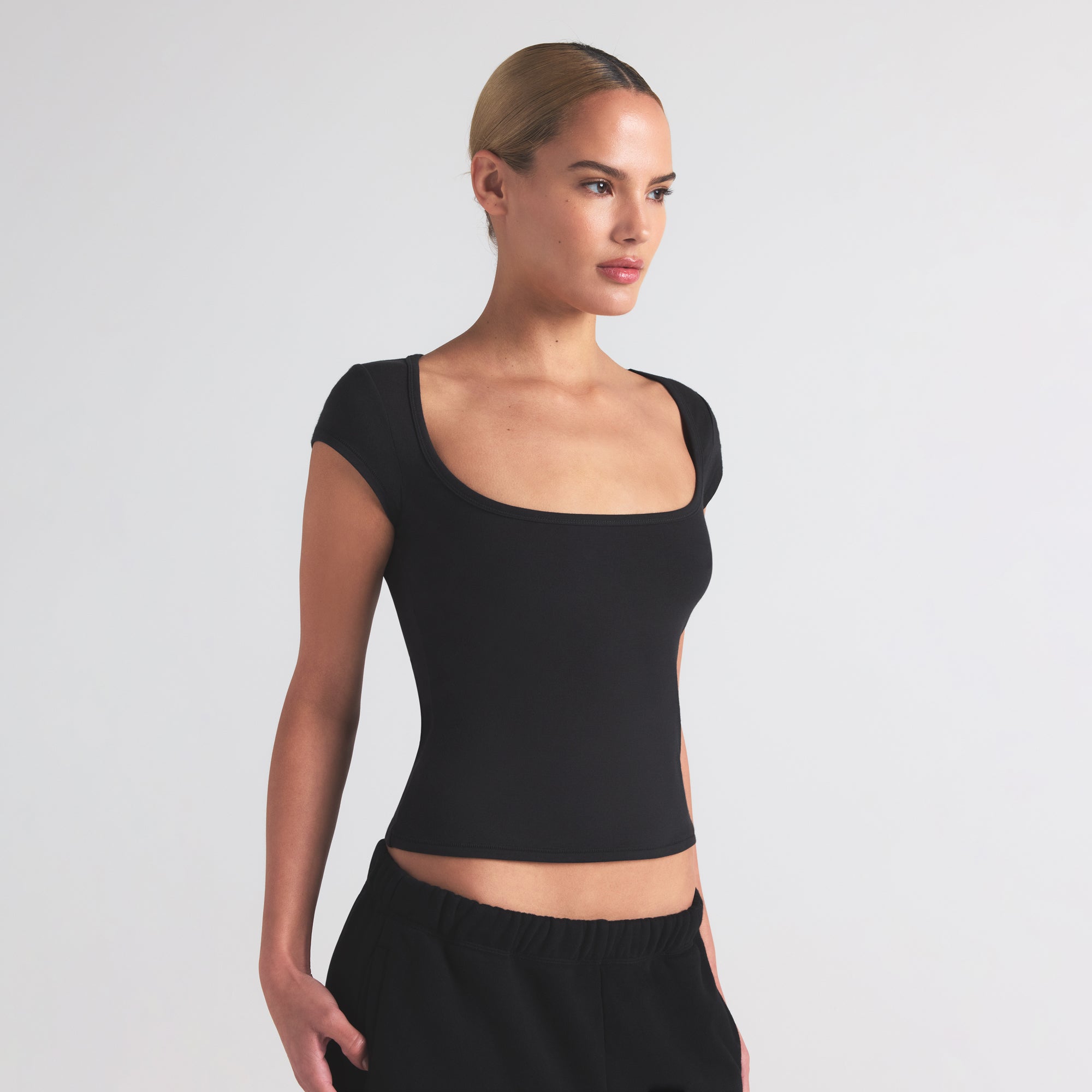 SKIMS COTTON JERSEY SCOOP NECK T-SHIRT | SOOT - Sneaker Türkiye