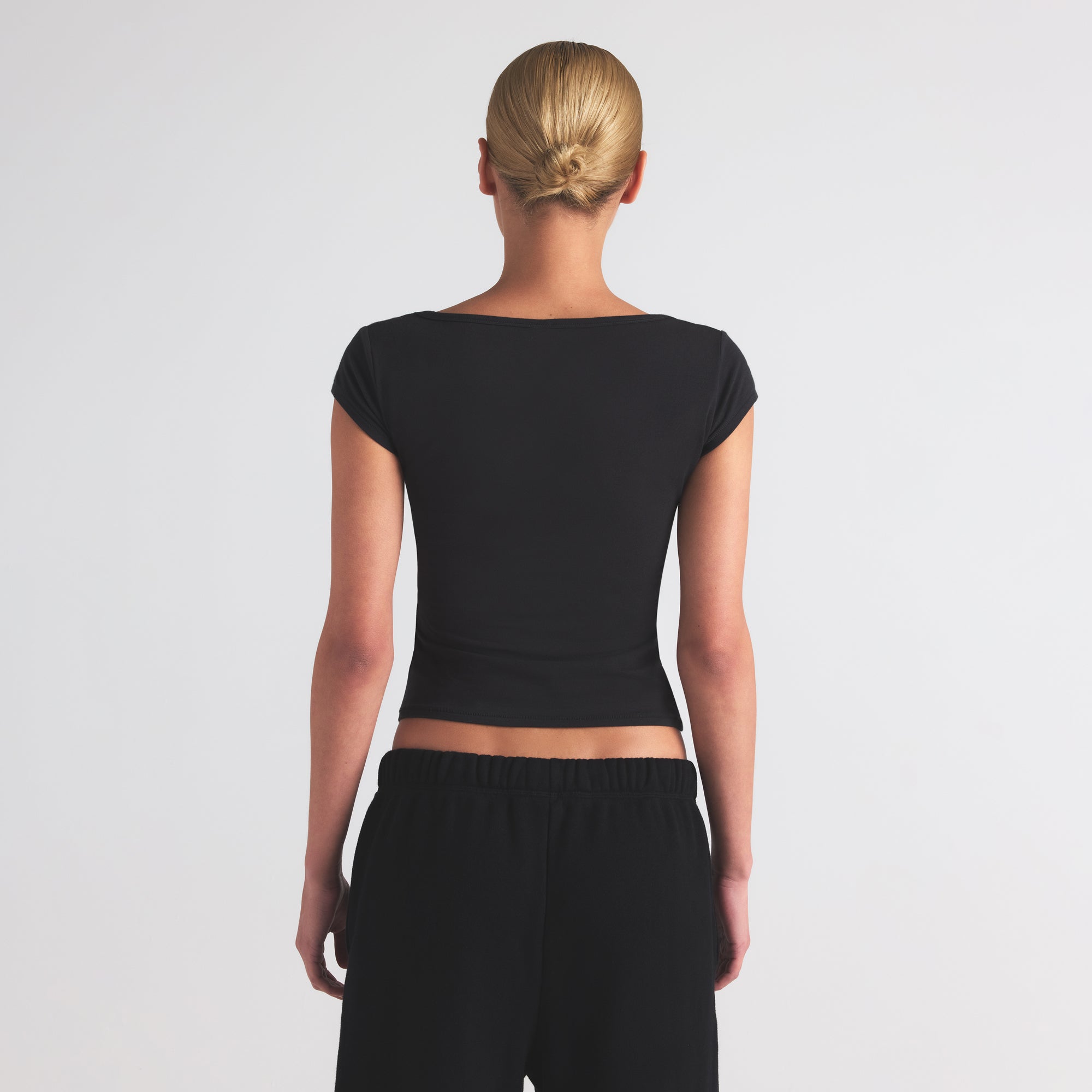 SKIMS COTTON JERSEY SCOOP NECK T-SHIRT | SOOT - Sneaker Türkiye