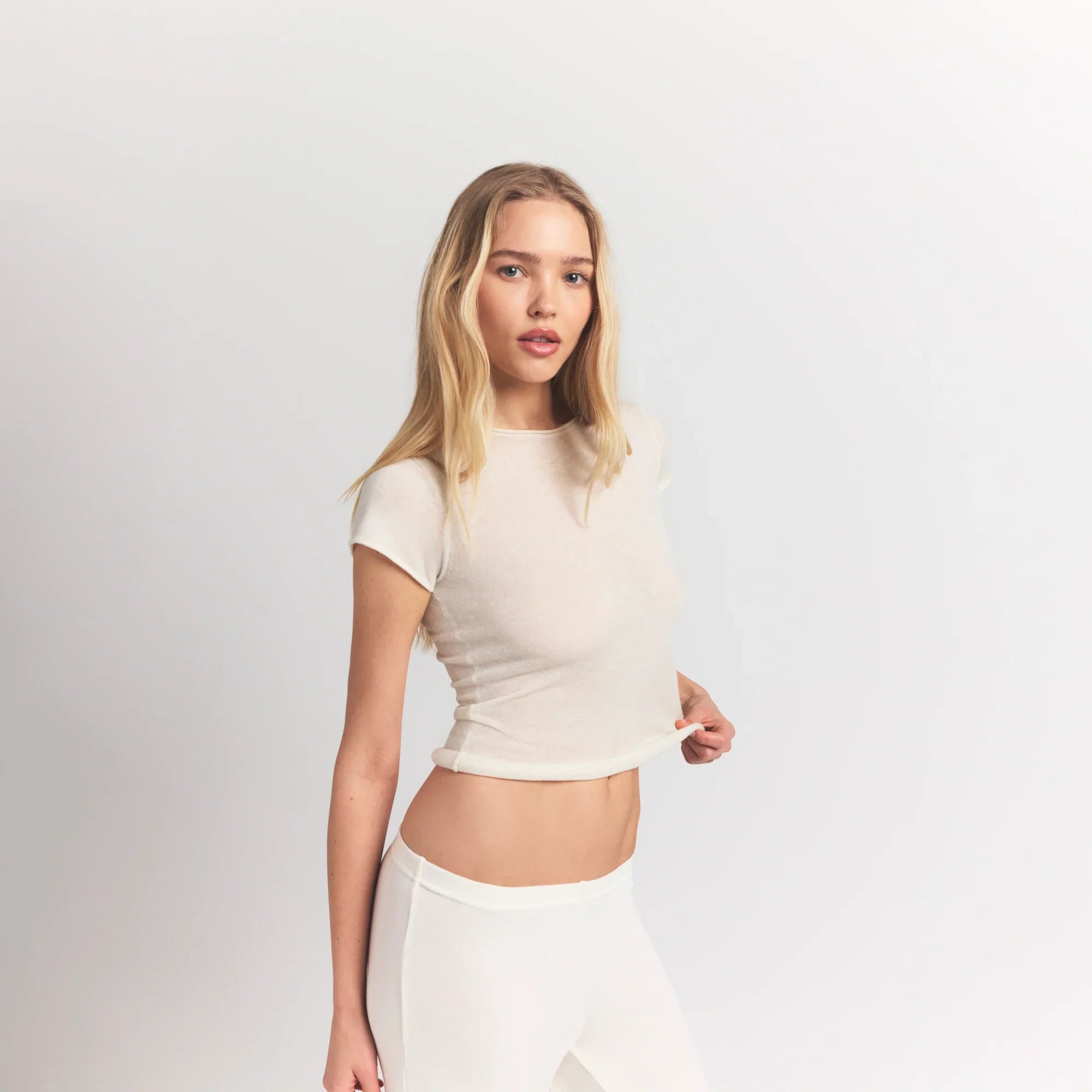 SKIMS FEATHERWEIGHT CASHMERE TEE | EGRET - Sneaker Türkiye