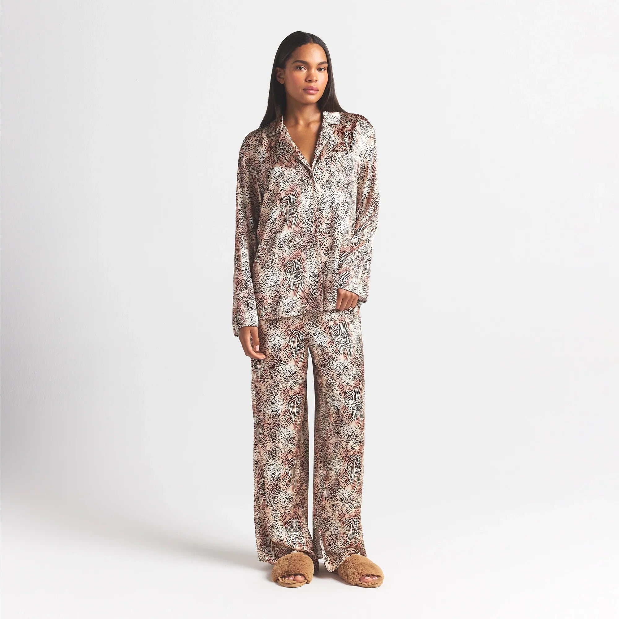 SKIMS WOVEN SHINE LONG SLEEP SET | SAND MINI MULTI ANIMAL - Sneaker Türkiye