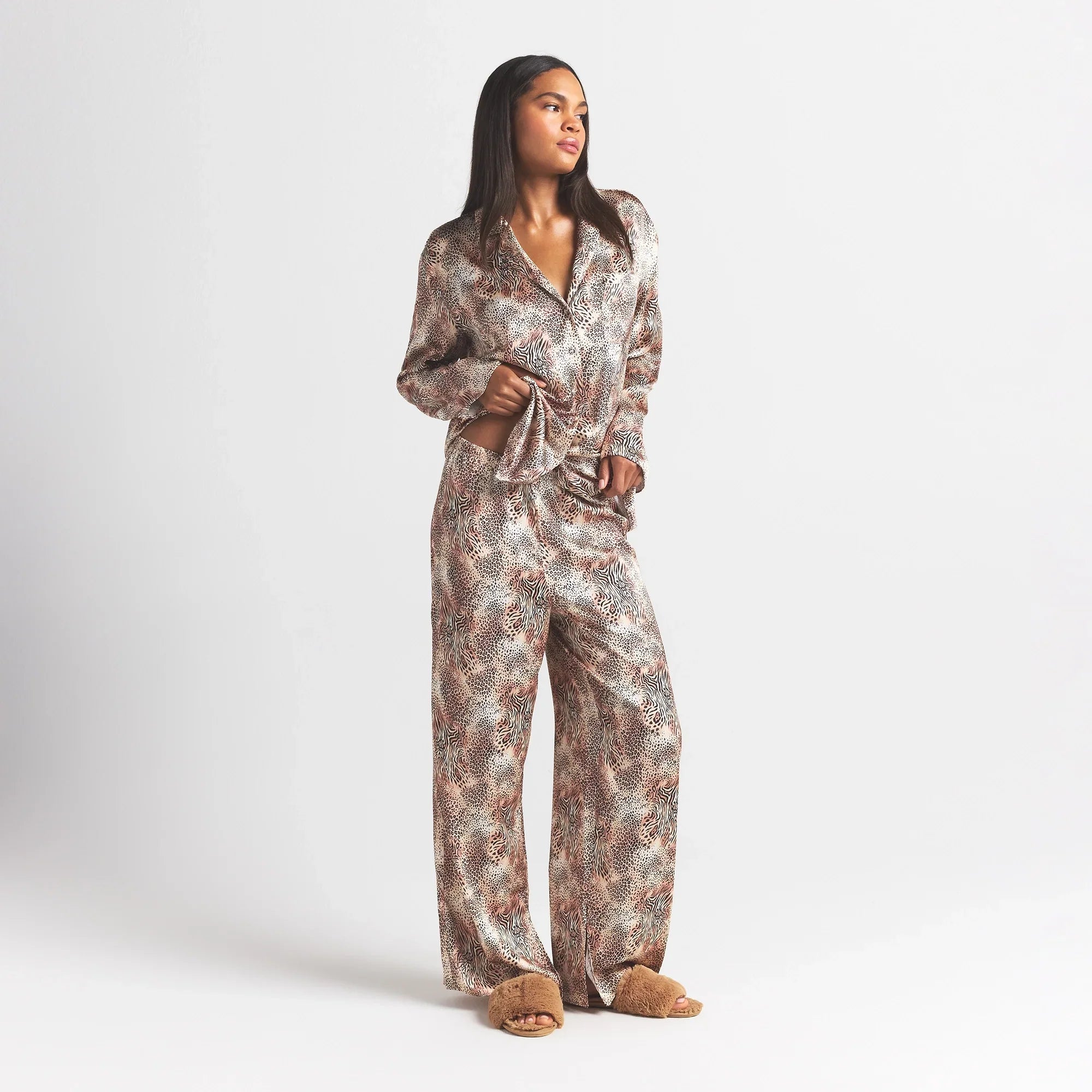 SKIMS WOVEN SHINE LONG SLEEP SET | SAND MINI MULTI ANIMAL - Sneaker Türkiye
